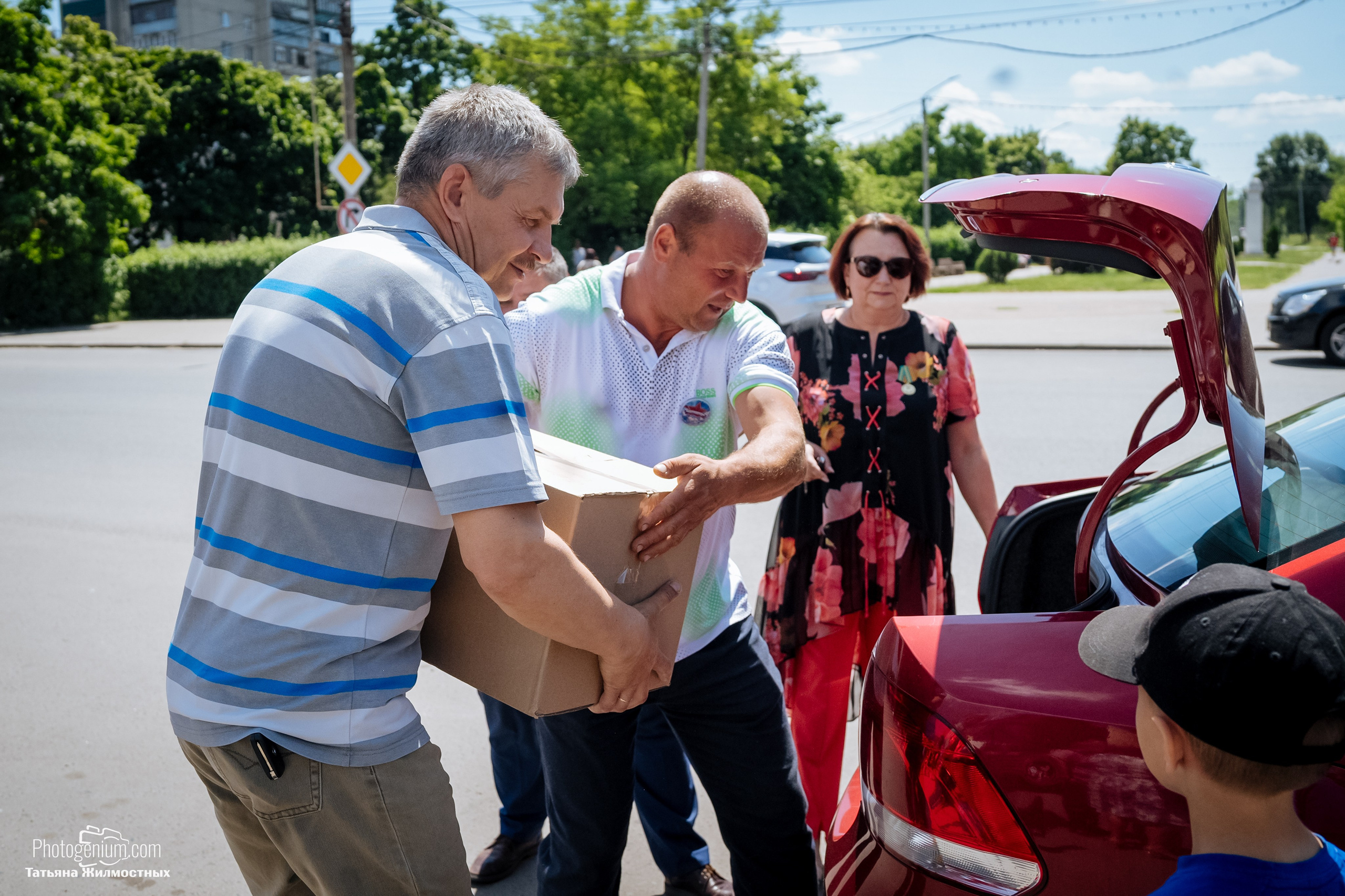 8 июня «Патриоты из Курска» сбор гуманитарной помощи у кинотеатра «Родина». Фотограф Нижний Новгород Татьяна Кейод
