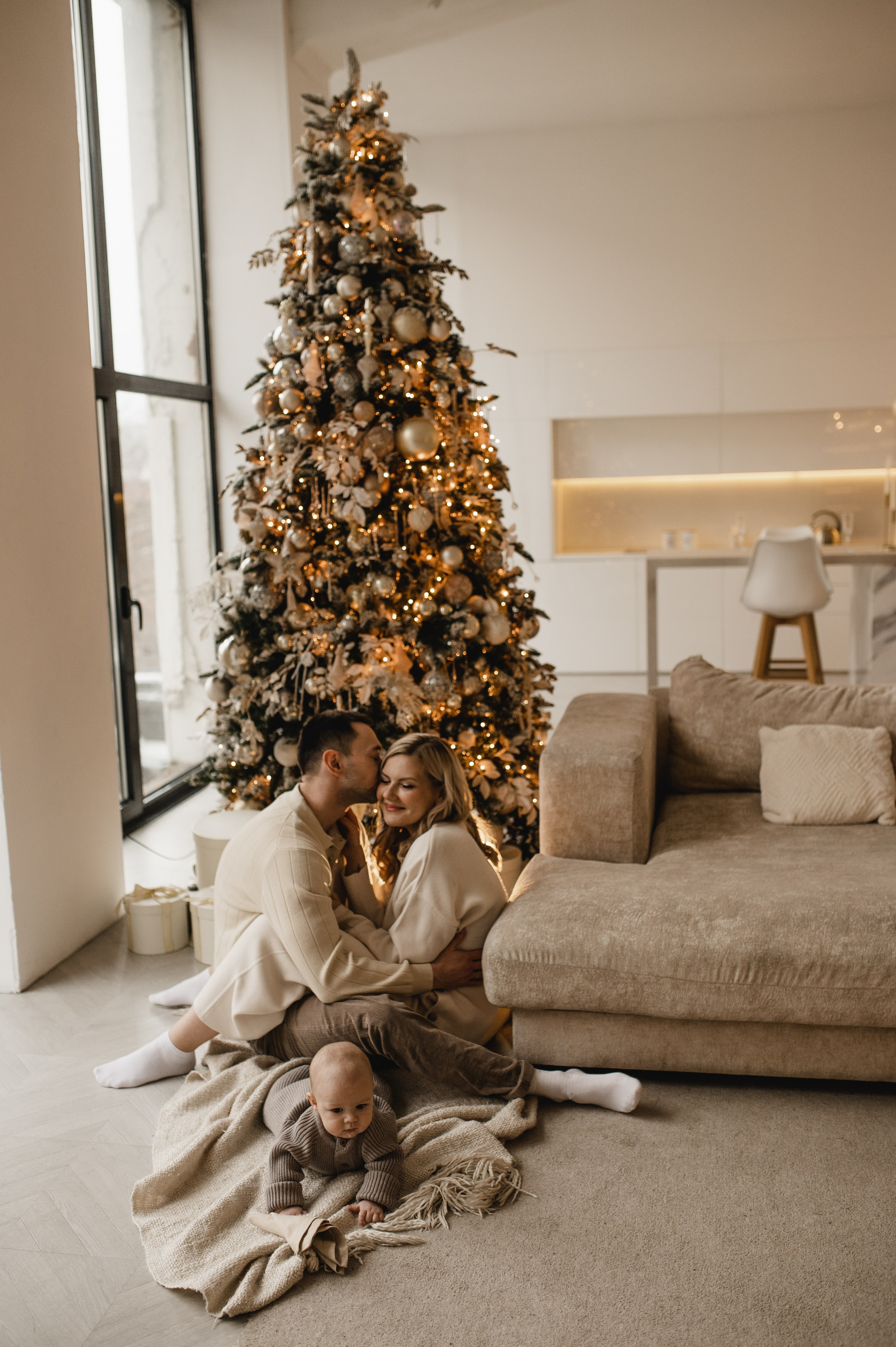 Новогодняя фотосессия в студии с малышом 6 месяцев в Бутово. Семейная фотосессия Бутово Москва фотограф Алина Морщагина