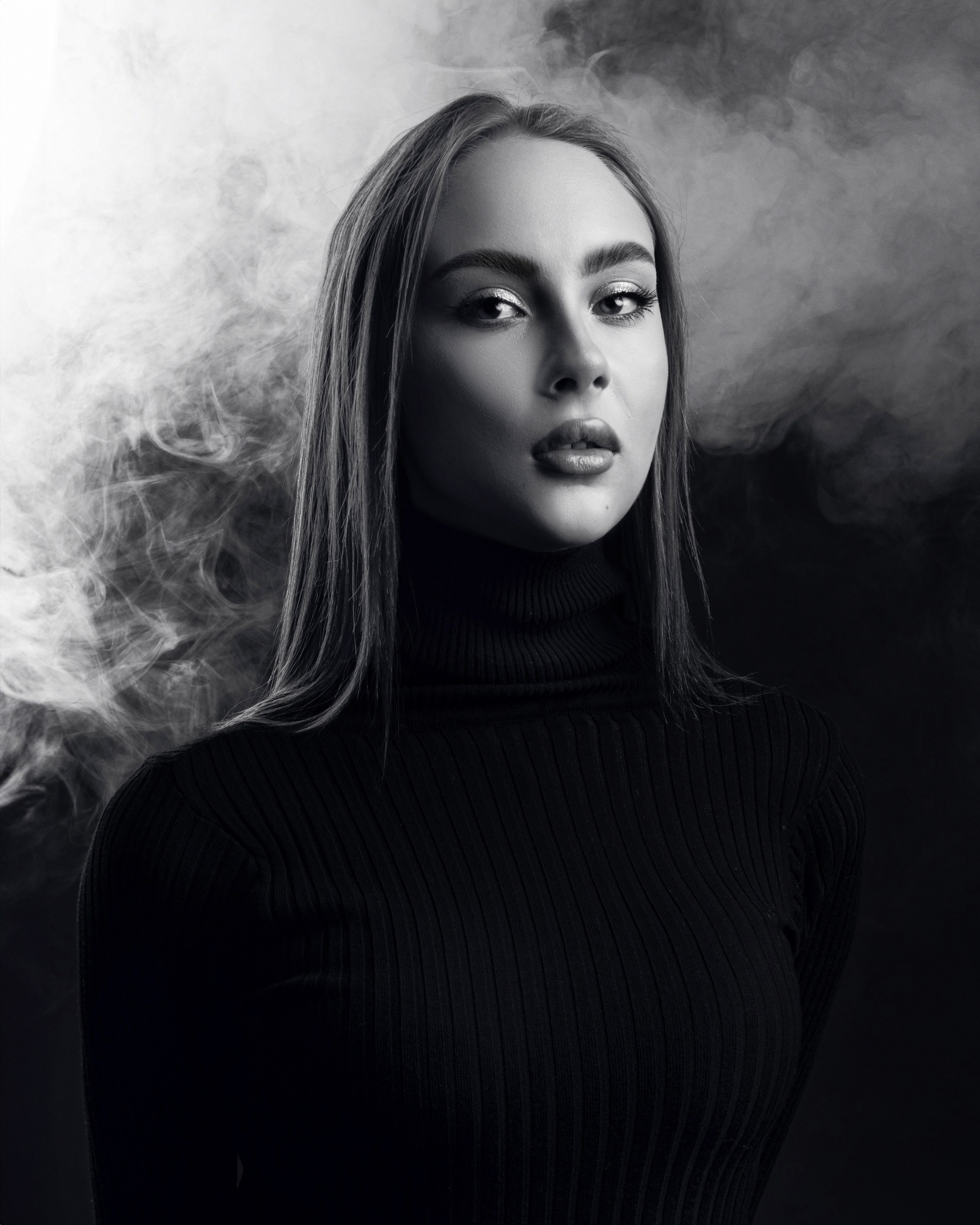 ЧБ портрет девушки в студии Казани