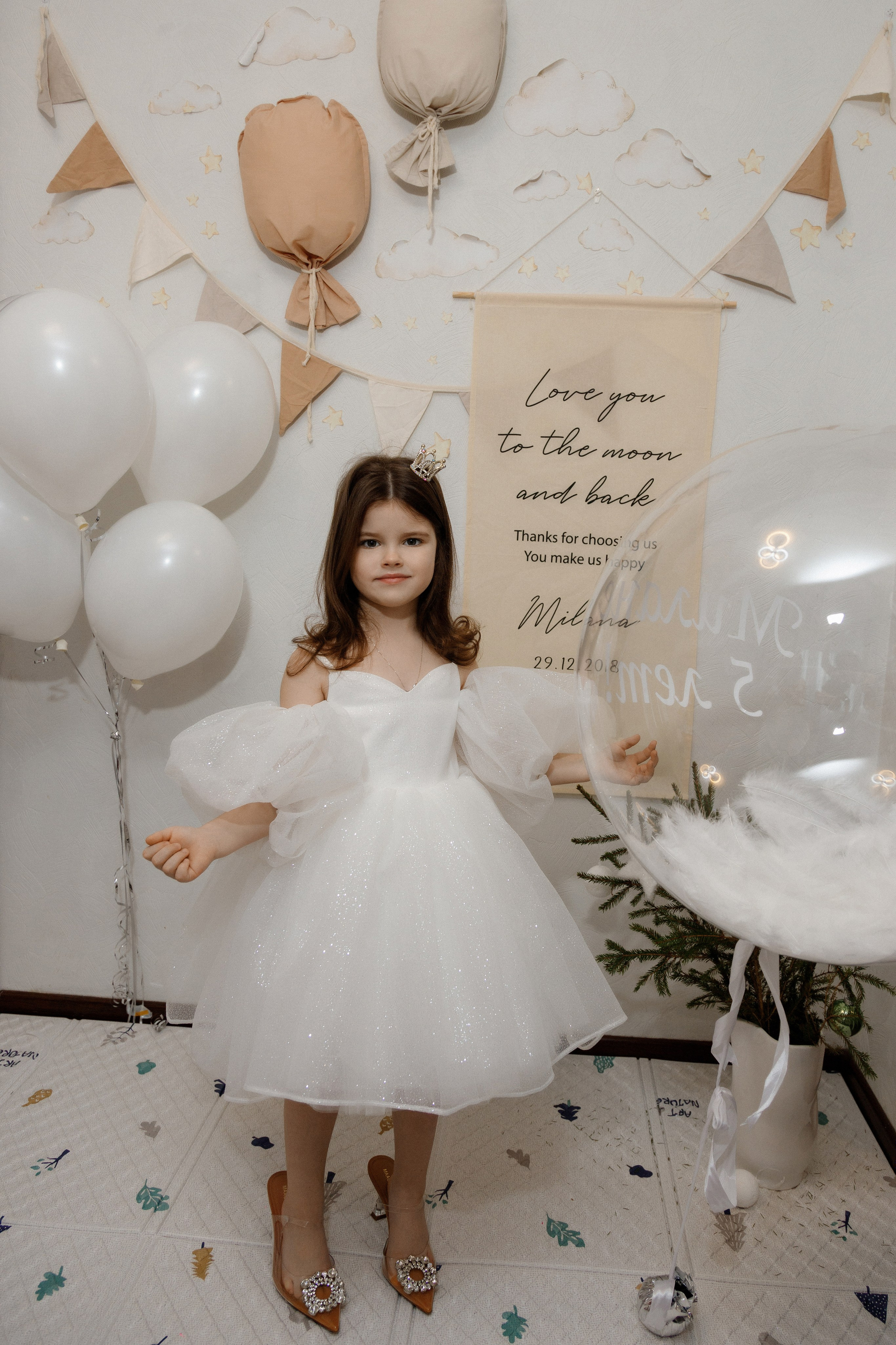 Фотосессия возле фотозоны дома. Фотограф Александра Сыщенко