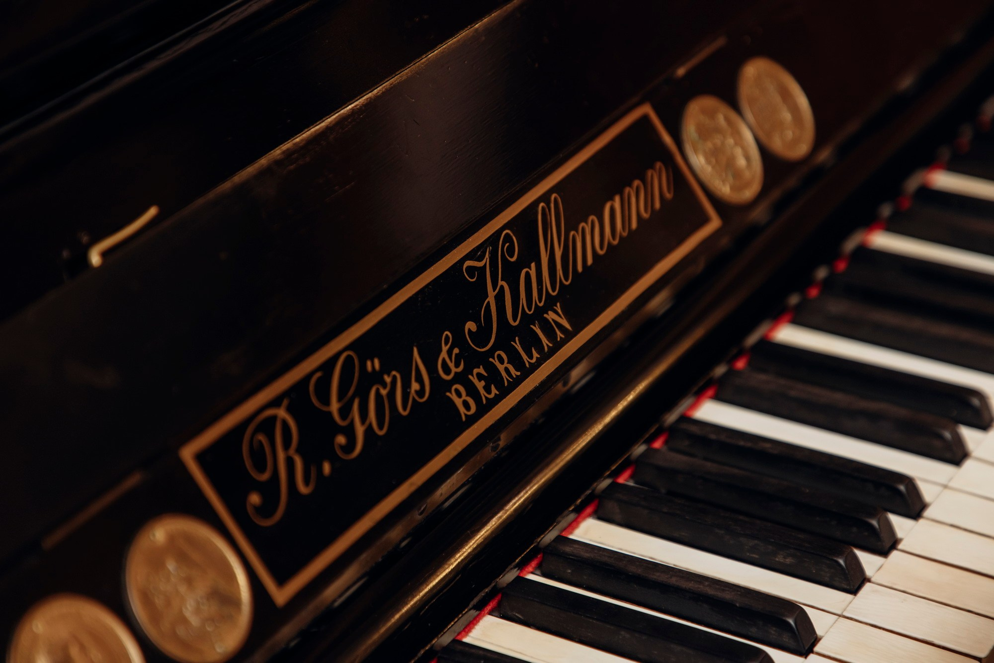 где купить свадебный букет, какой подарок подарить на свадьбу, свадебное платье где купить спб, свадебный салон, актуальные свадебные платья 2025, костюм для жениха, какой ресторан выбрать спб, отель для свадьбы