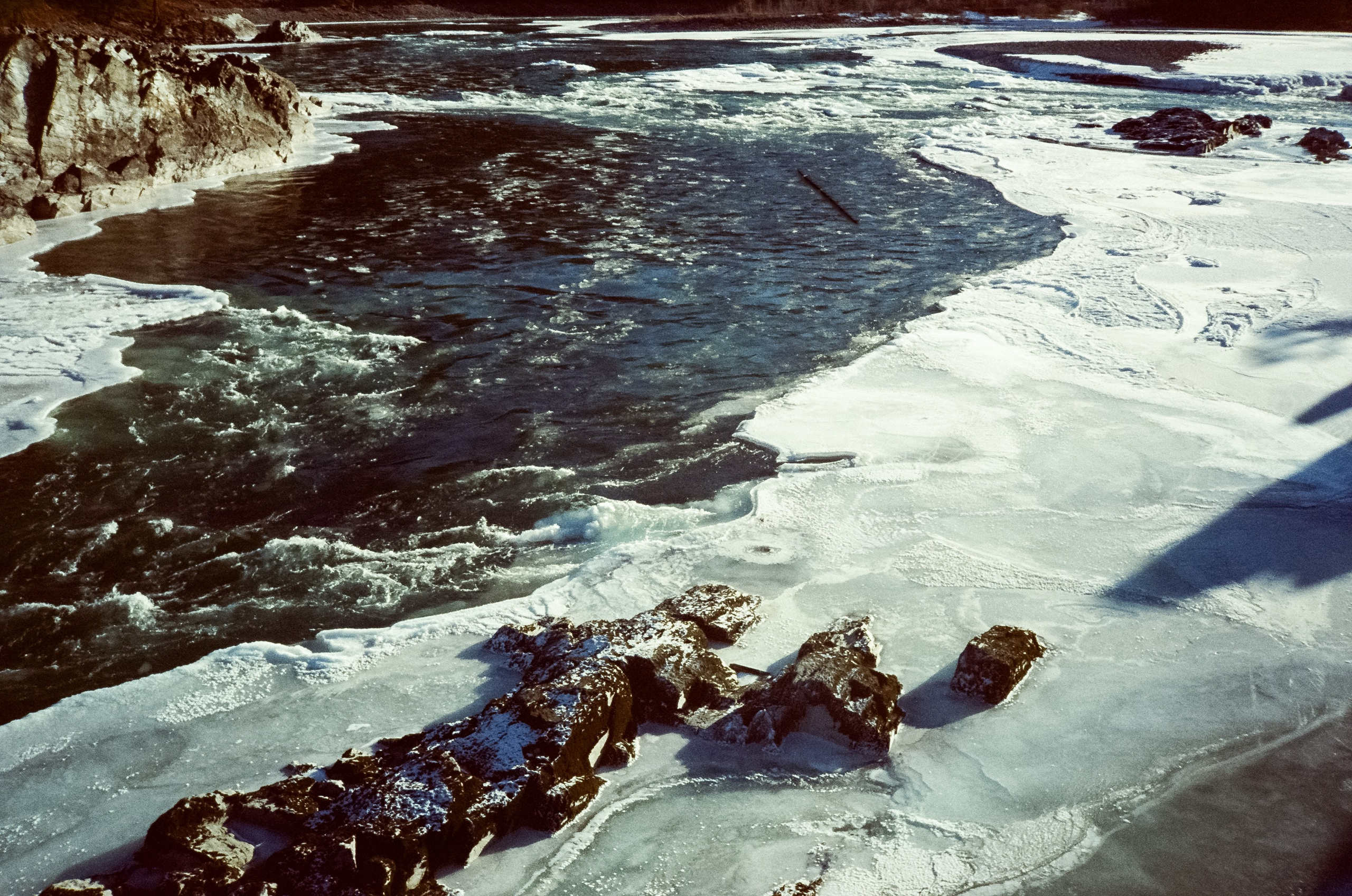 Мост над скалами Зубы Дракона и яркая синева зимней Катуни. Фотограф-документалист Мария Осокина