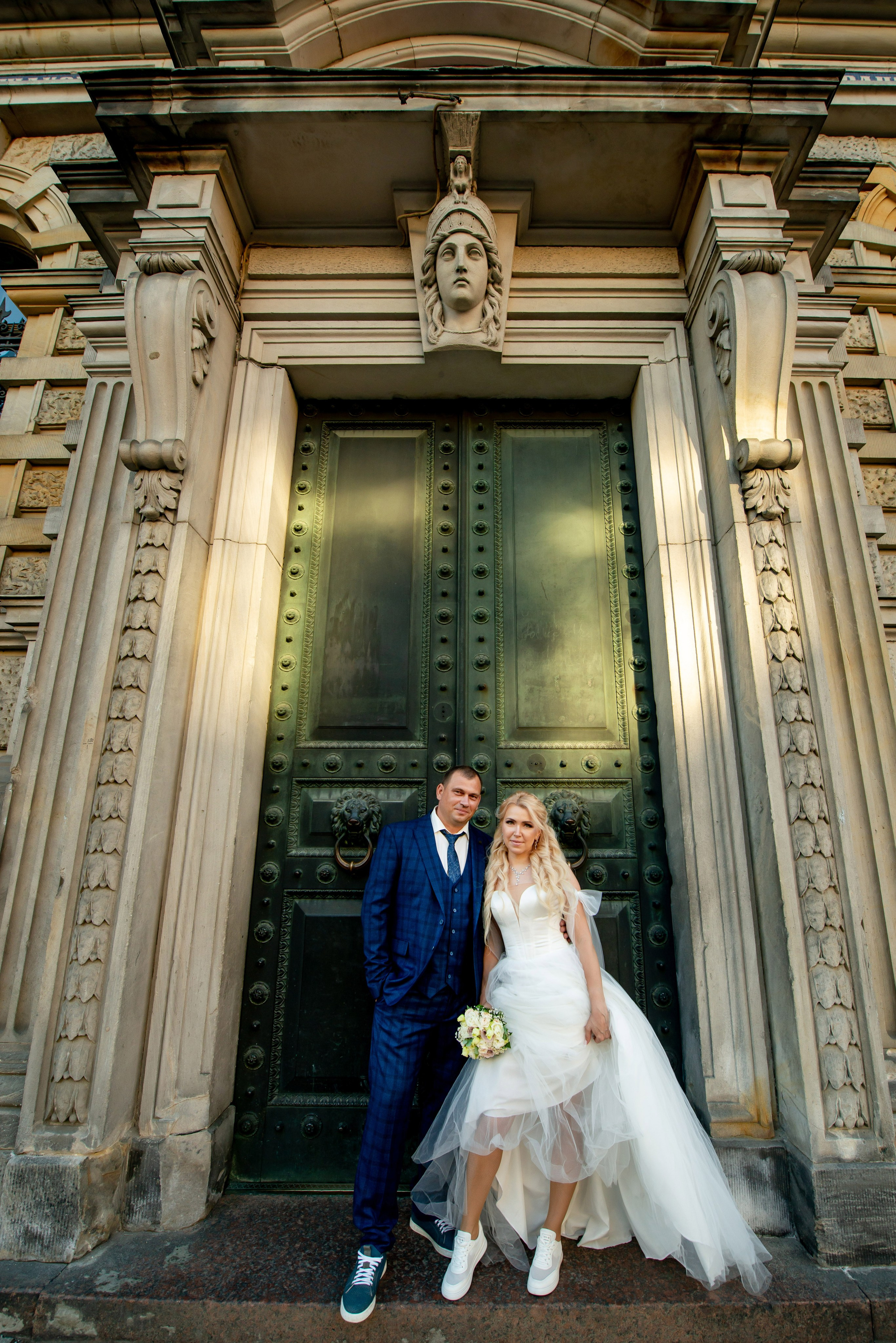 Евгения (фотосессия с малиновым chevrolet camaro, в сирени в Пушкине в Екатерининском парке). Портретный, семейный и свадебный фотограф в Санкт-Петербурге и в Пушкине Ширяев Денис