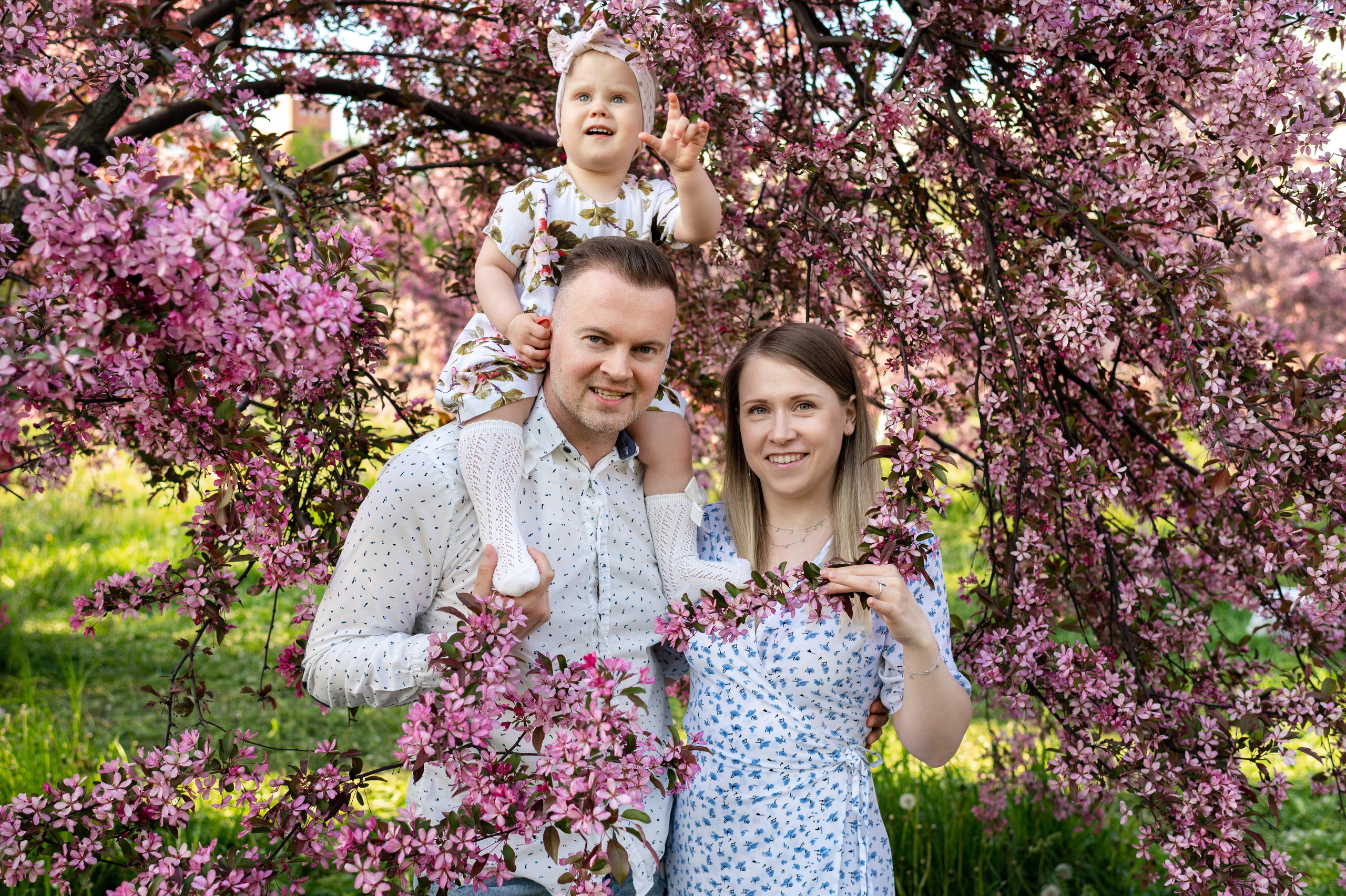 Ника и родители в розовых яблонях. Портретный, семейный и свадебный фотограф в Санкт-Петербурге и в Пушкине Ширяев Денис