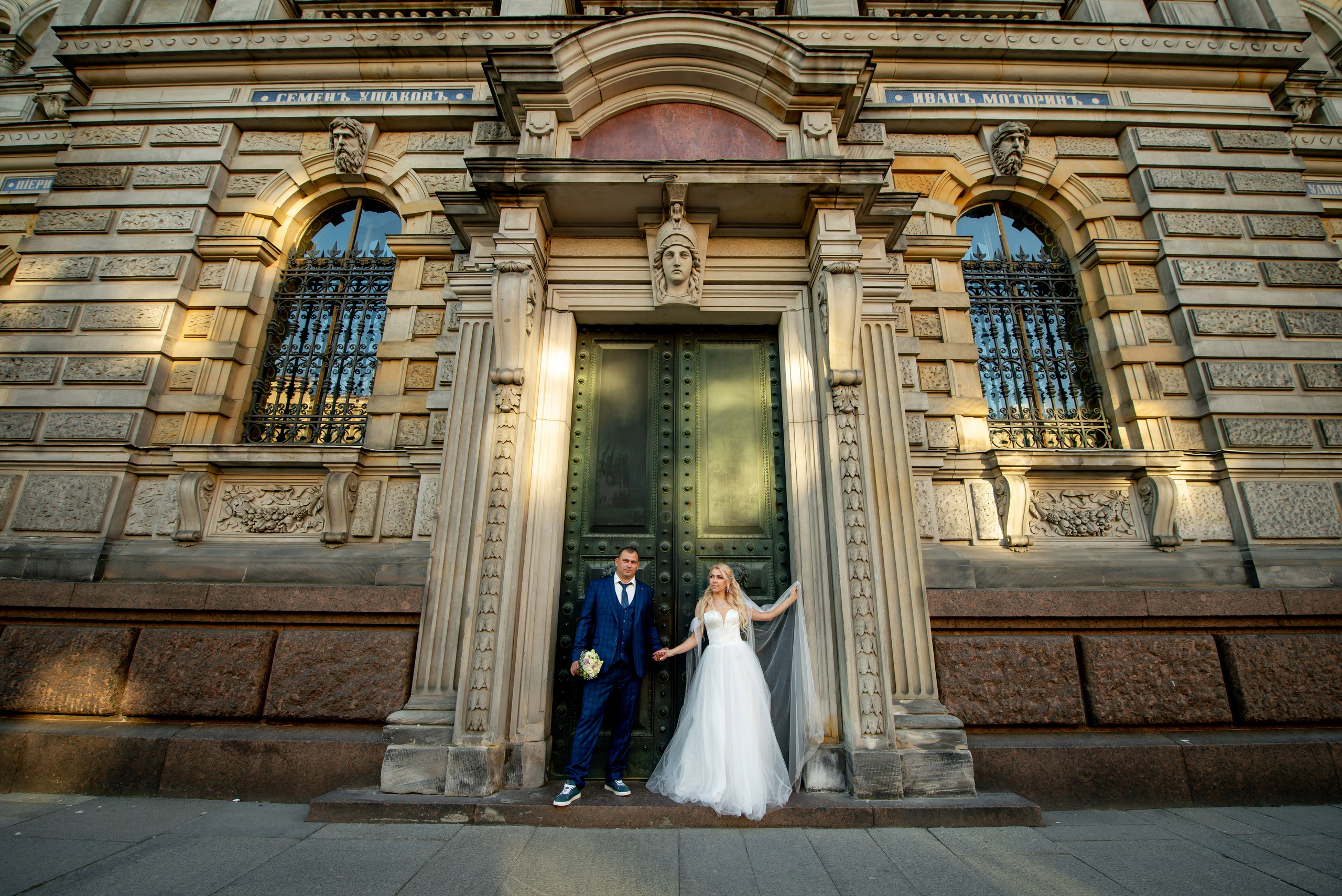 Евгения (фотосессия с малиновым chevrolet camaro, в сирени в Пушкине в Екатерининском парке). Портретный, семейный и свадебный фотограф в Санкт-Петербурге и в Пушкине Ширяев Денис