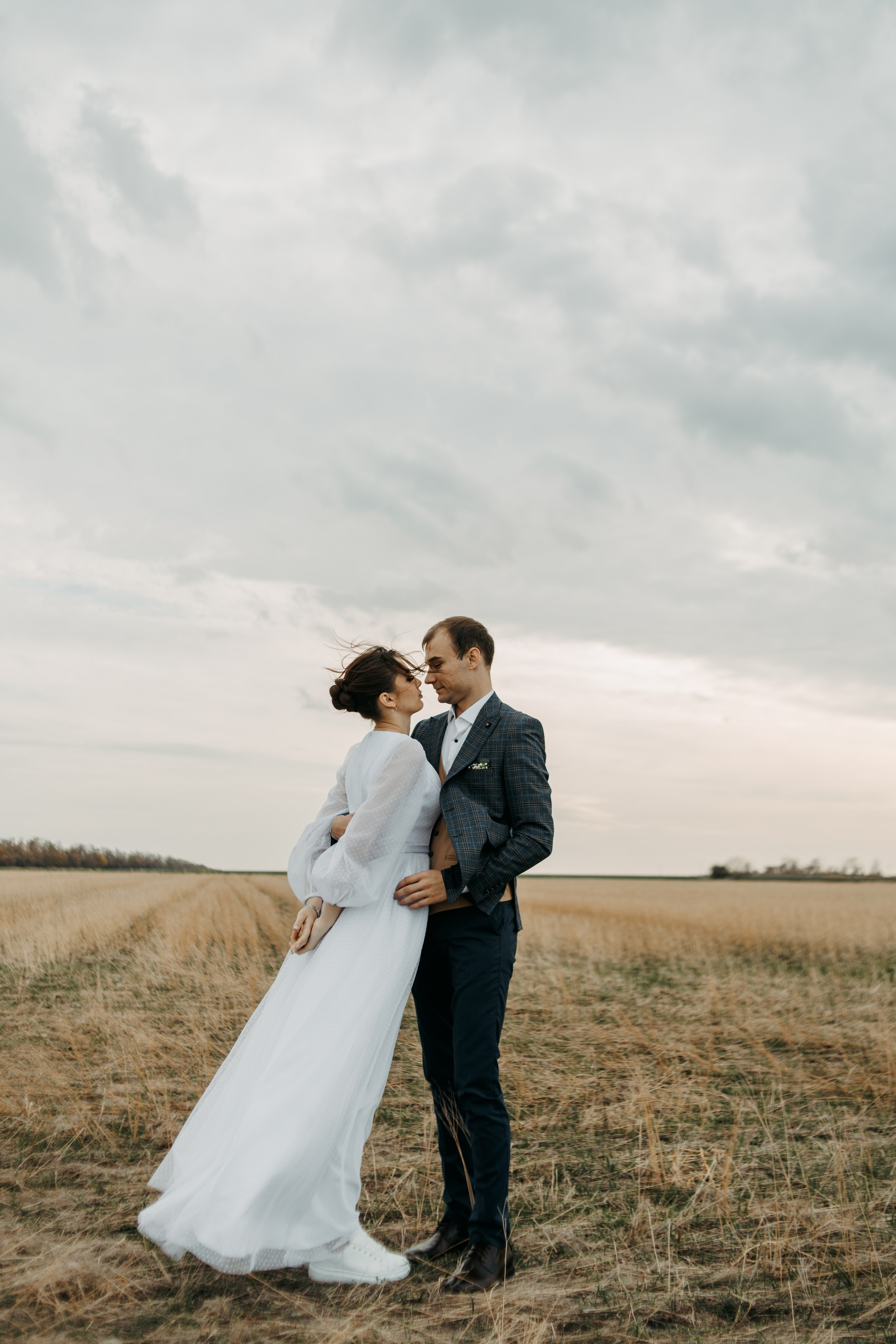 Фотосессия жениха и невесты в поле 
