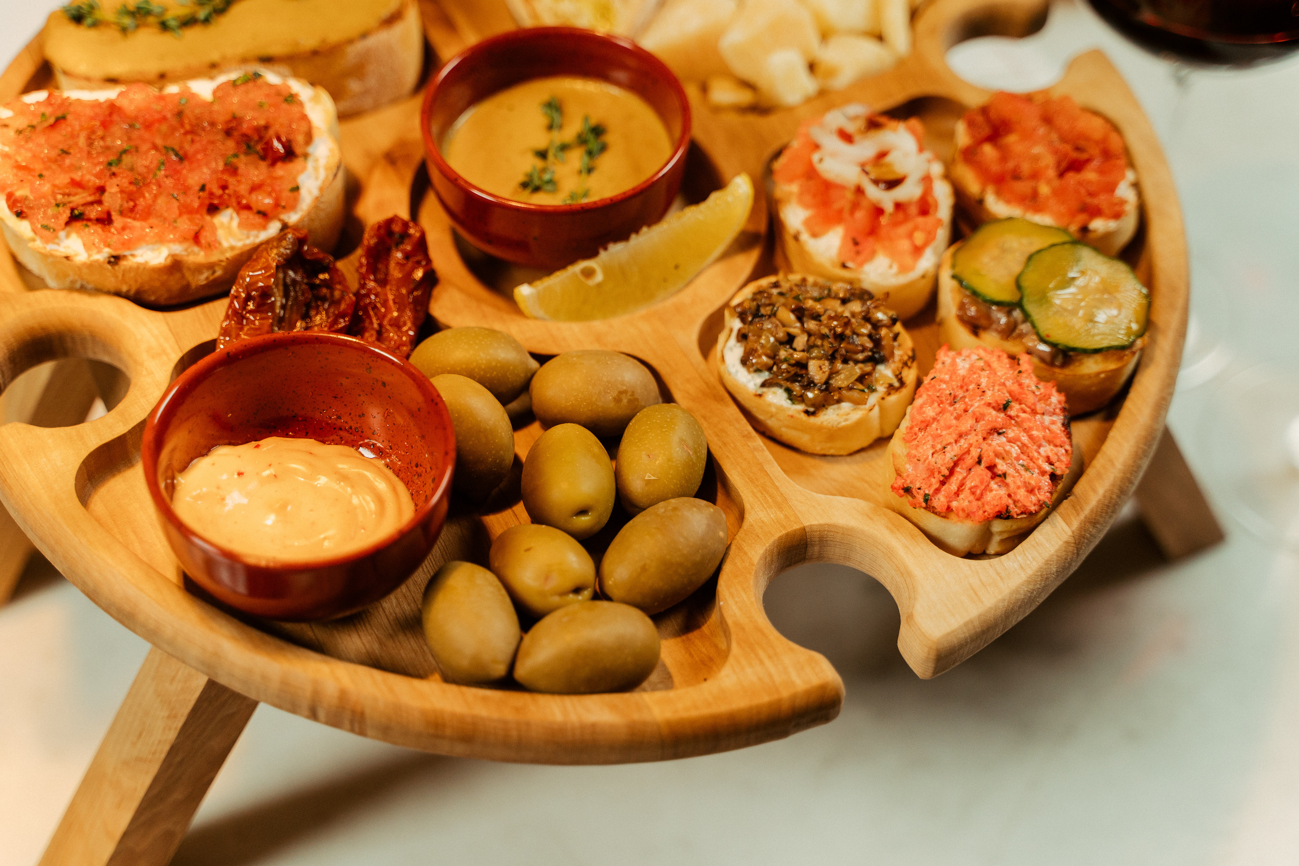 Закуски на деревянных досках. Фотограф Никита Анкудинов. Москва — Чебоксары — Казань
