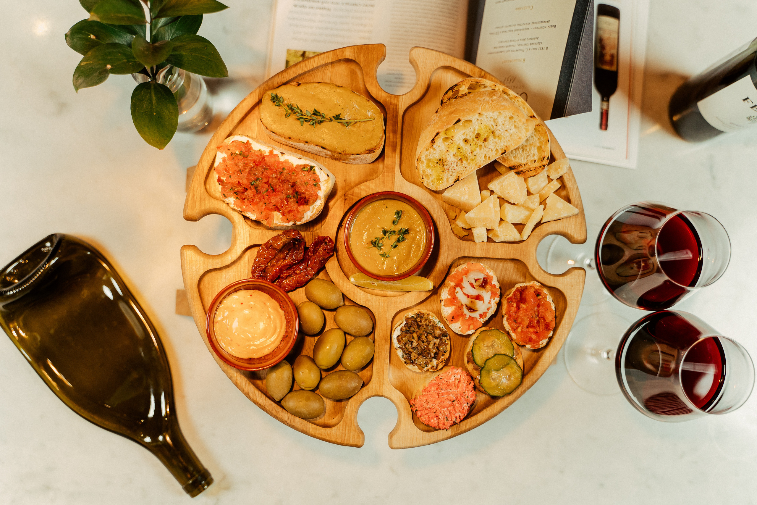 Закуски на деревянных досках. Фотограф Никита Анкудинов. Москва — Чебоксары — Казань