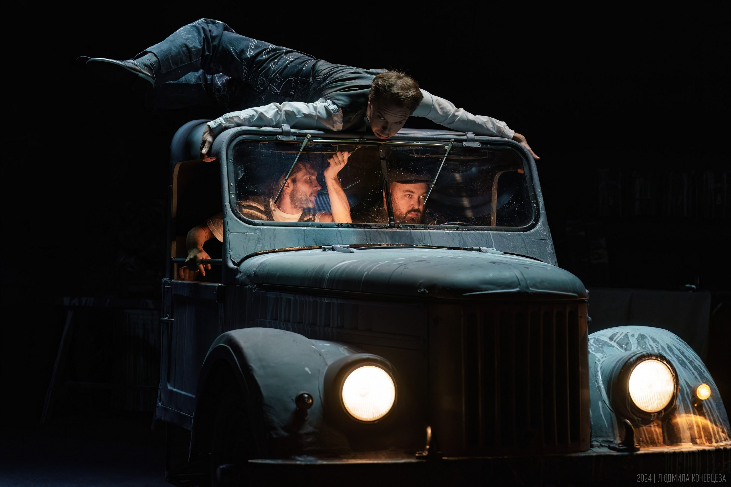 «Свет­лые души, или О том, как на­пи­сать рас­сказ», режиссер Михаил Крылов, Мастерская Петра Фоменко. Театральная фотография