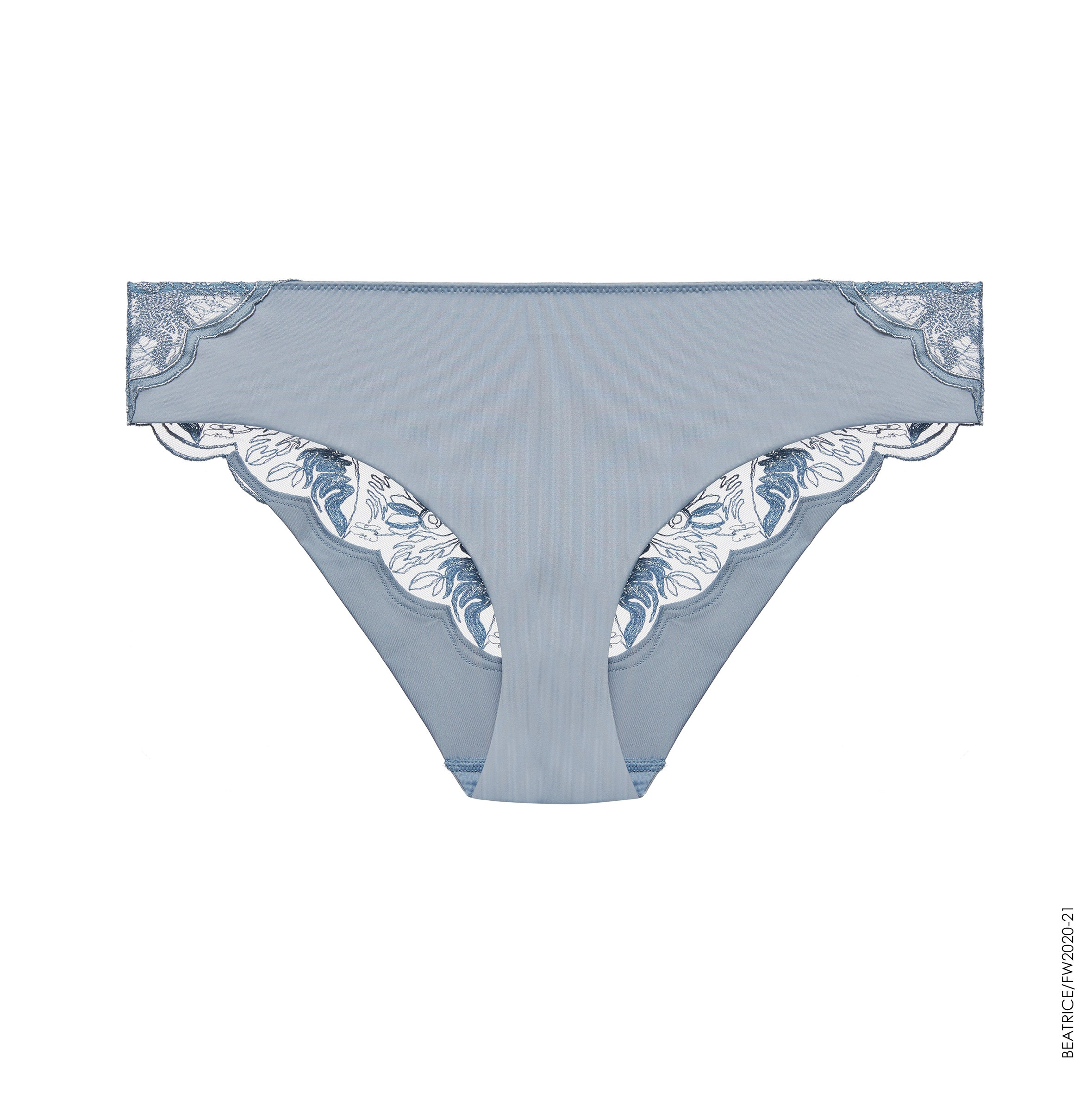 Рекламная фотосъёмка женских трусиков — голубое кружево, премиальная отделка, фотограф Алматы.