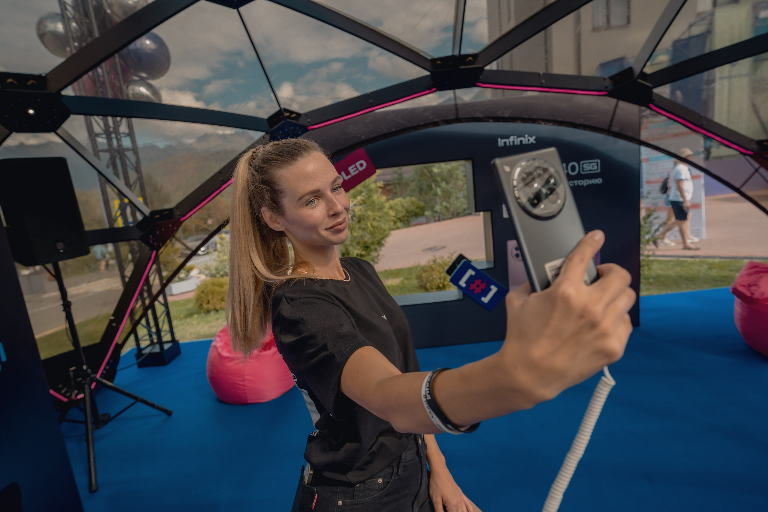 Фото девушки с промо компании телефона