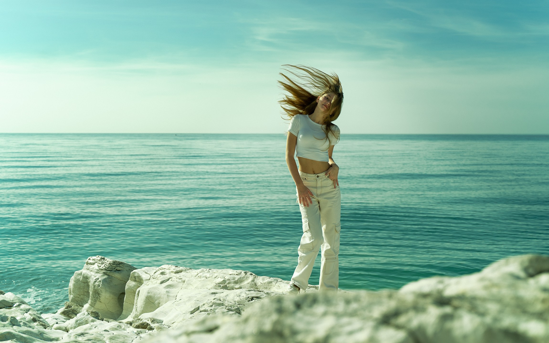 Красивая девушка с распущенными волосами 