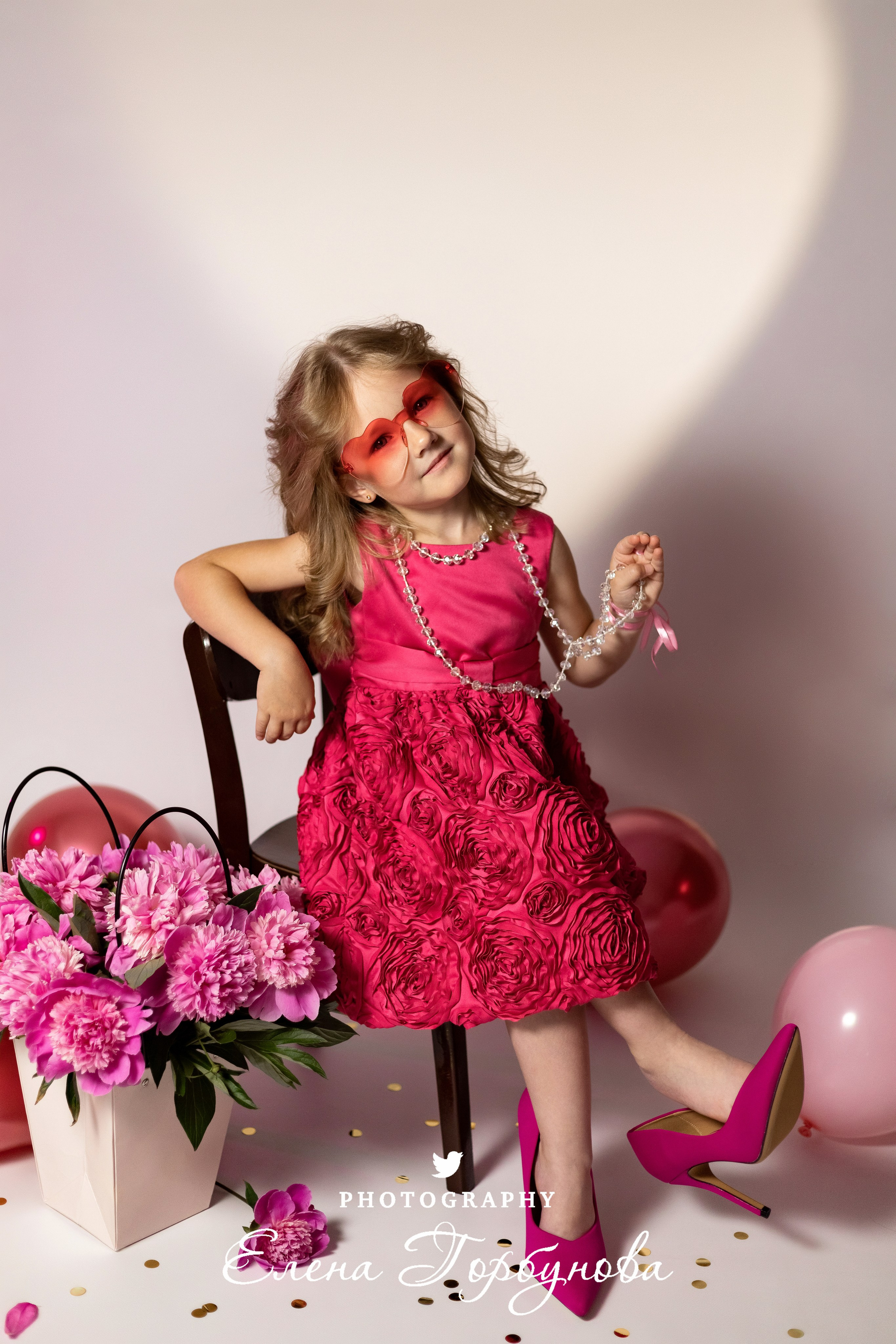 модница в розовом платье и маминых розовых туфлях на фотосессии