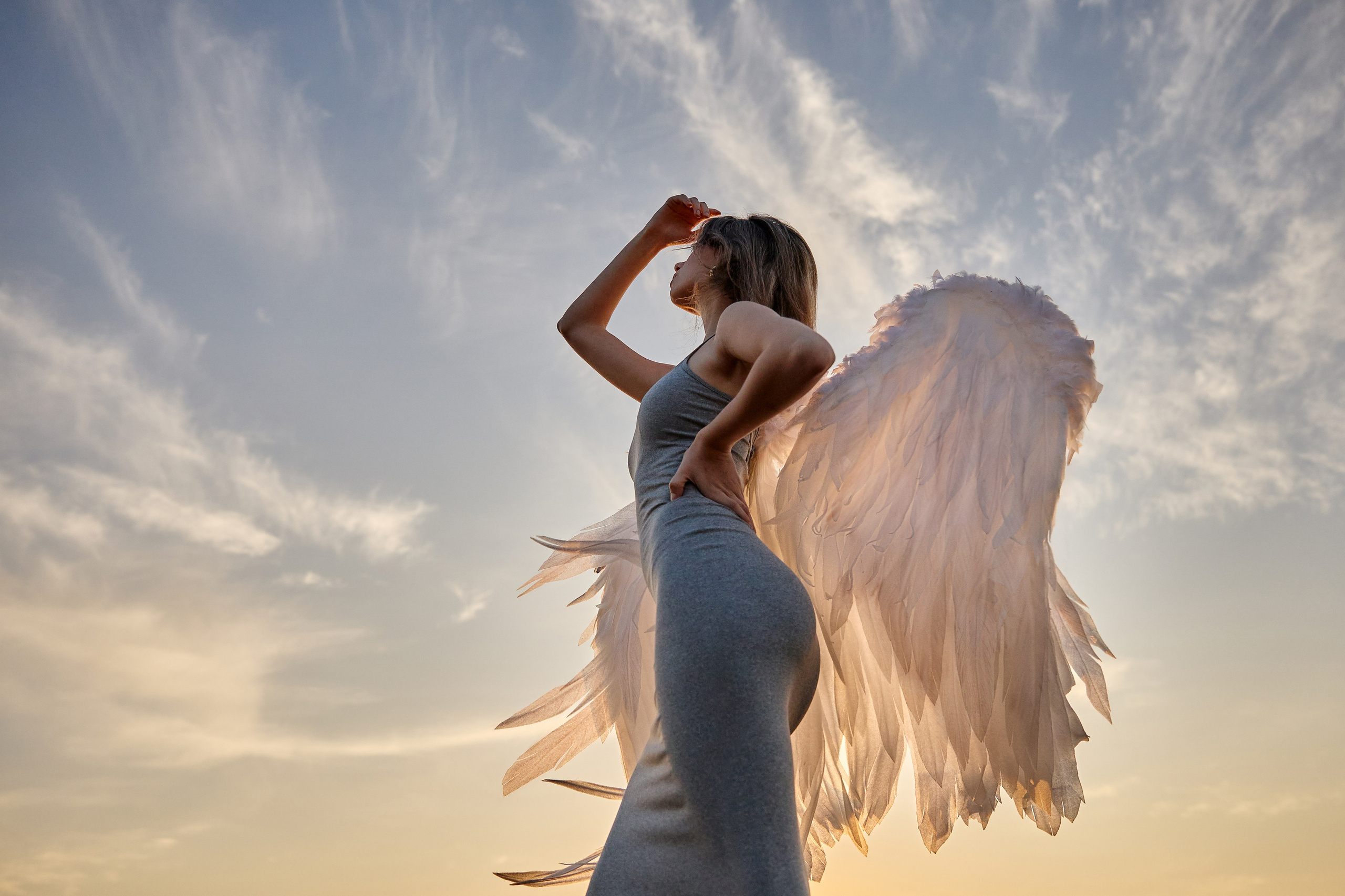 девушка с крыльями на фоне неба