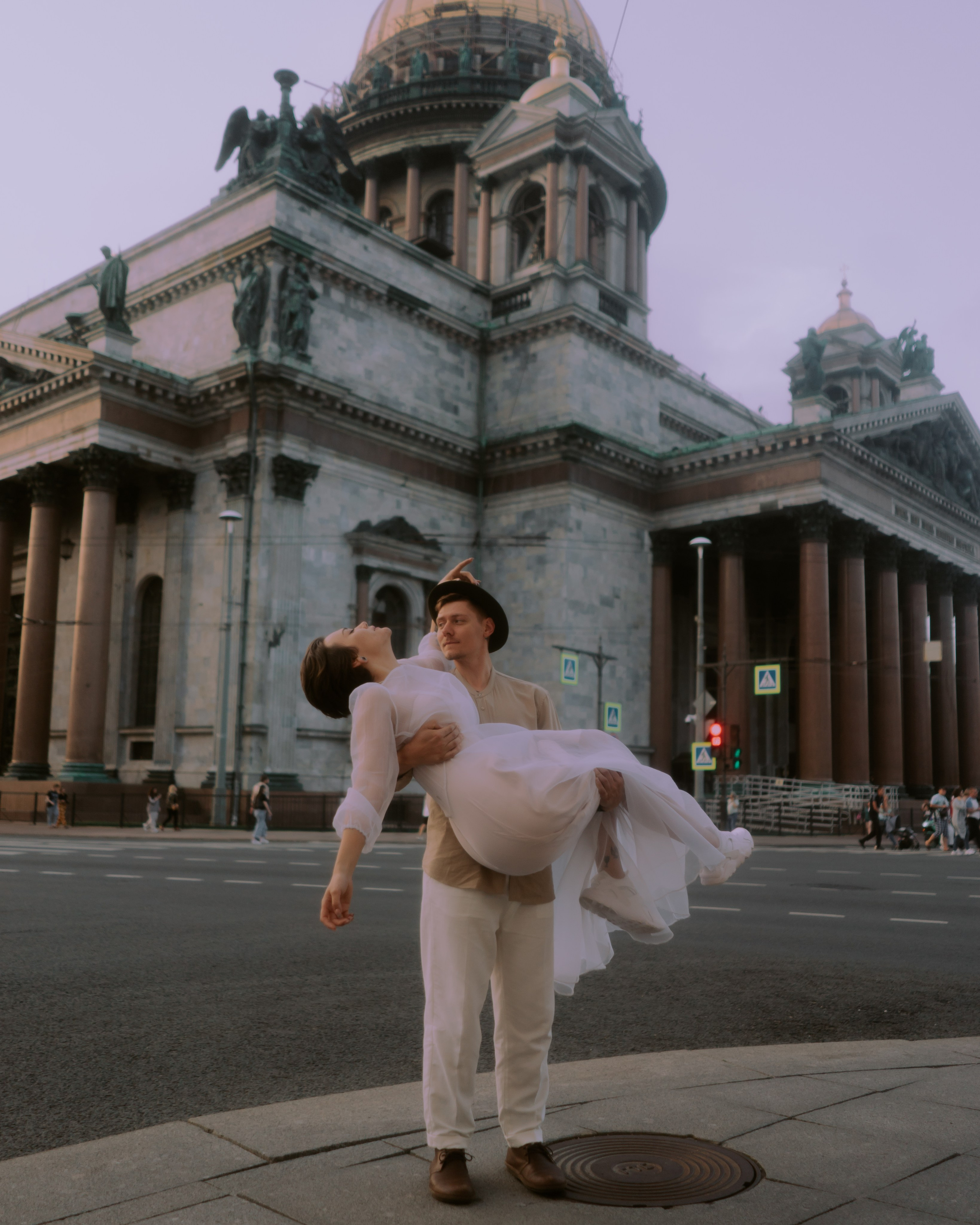 свадебная прогулка по Исаакиевской площади, живые эмоции и полет чувств