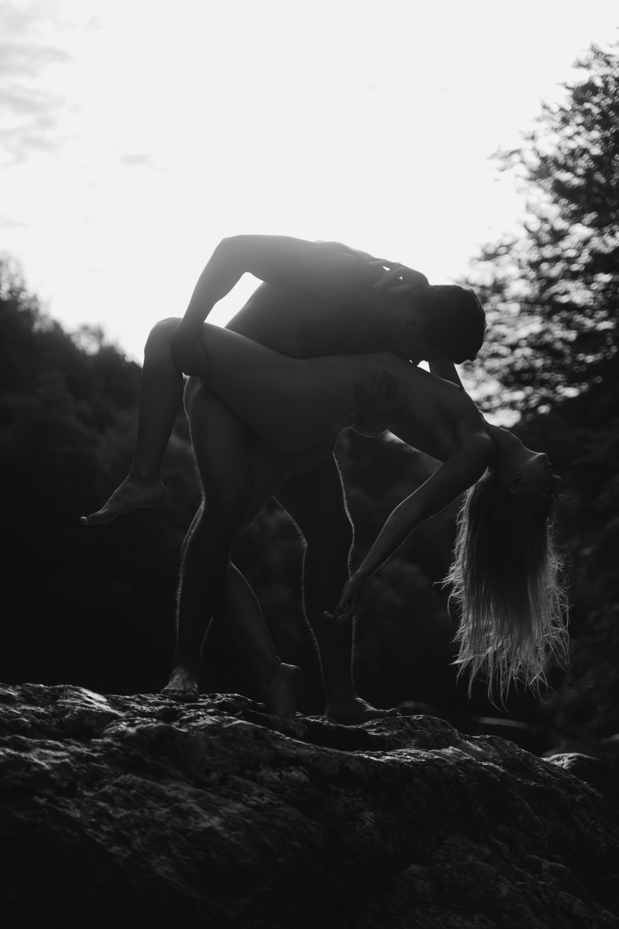 Костровый кадр против солнца пары