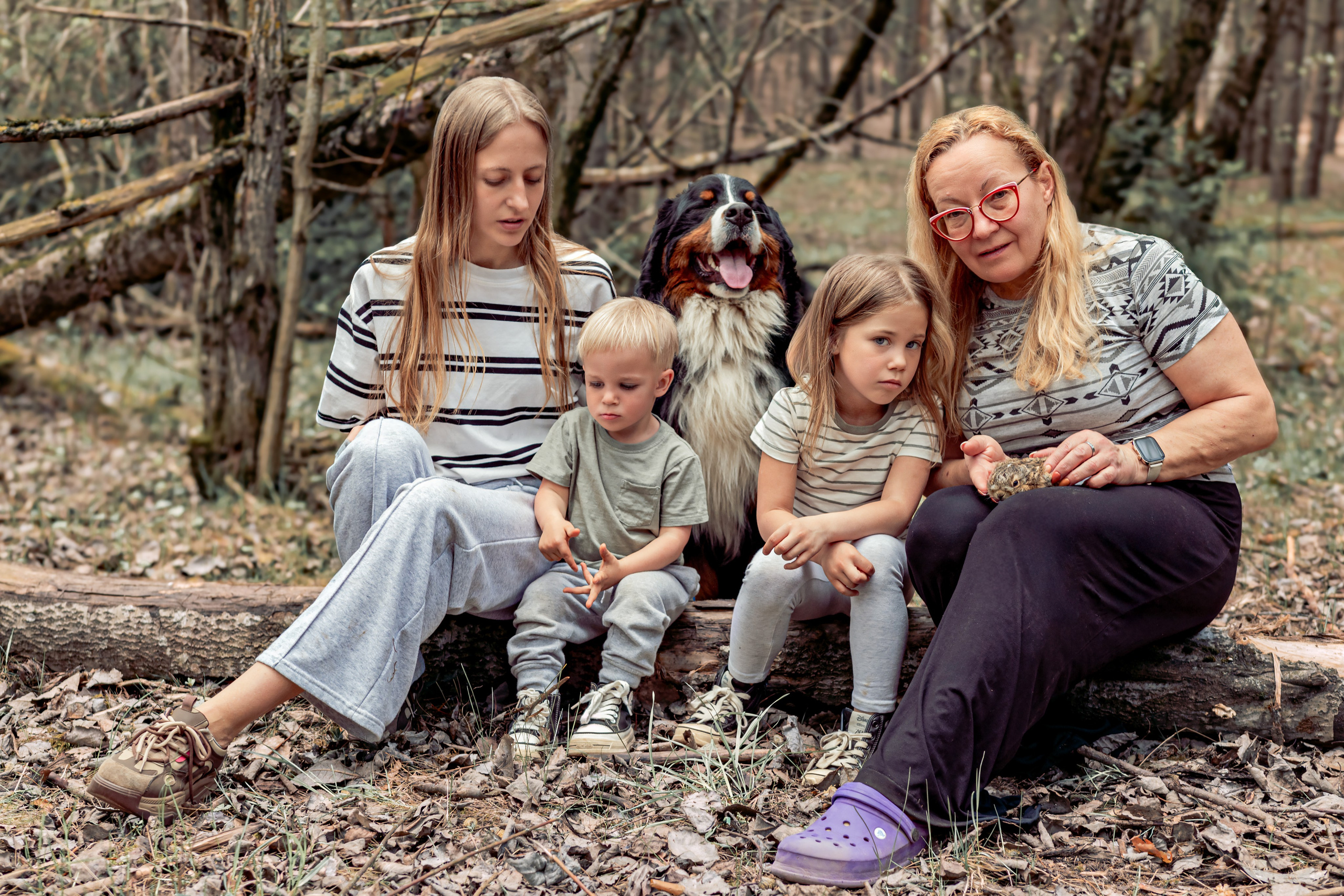 Семейная фотосессия за городом, в лесу , прогулка