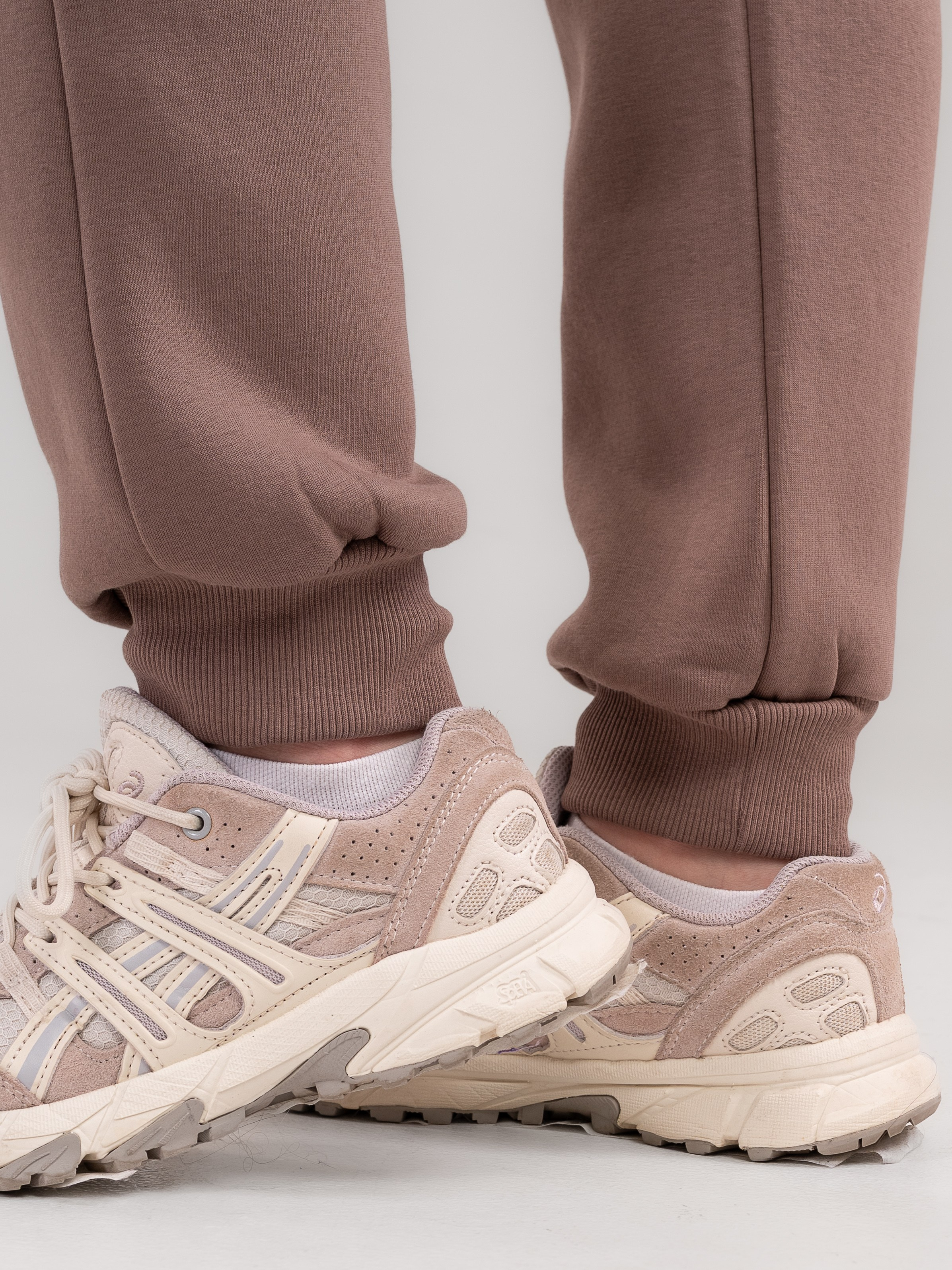 Спортивные костюмы и брюки с большой палитрой цветов!. Предметный фотограф, фото для маркетплейсов Пятигорск, КМВ