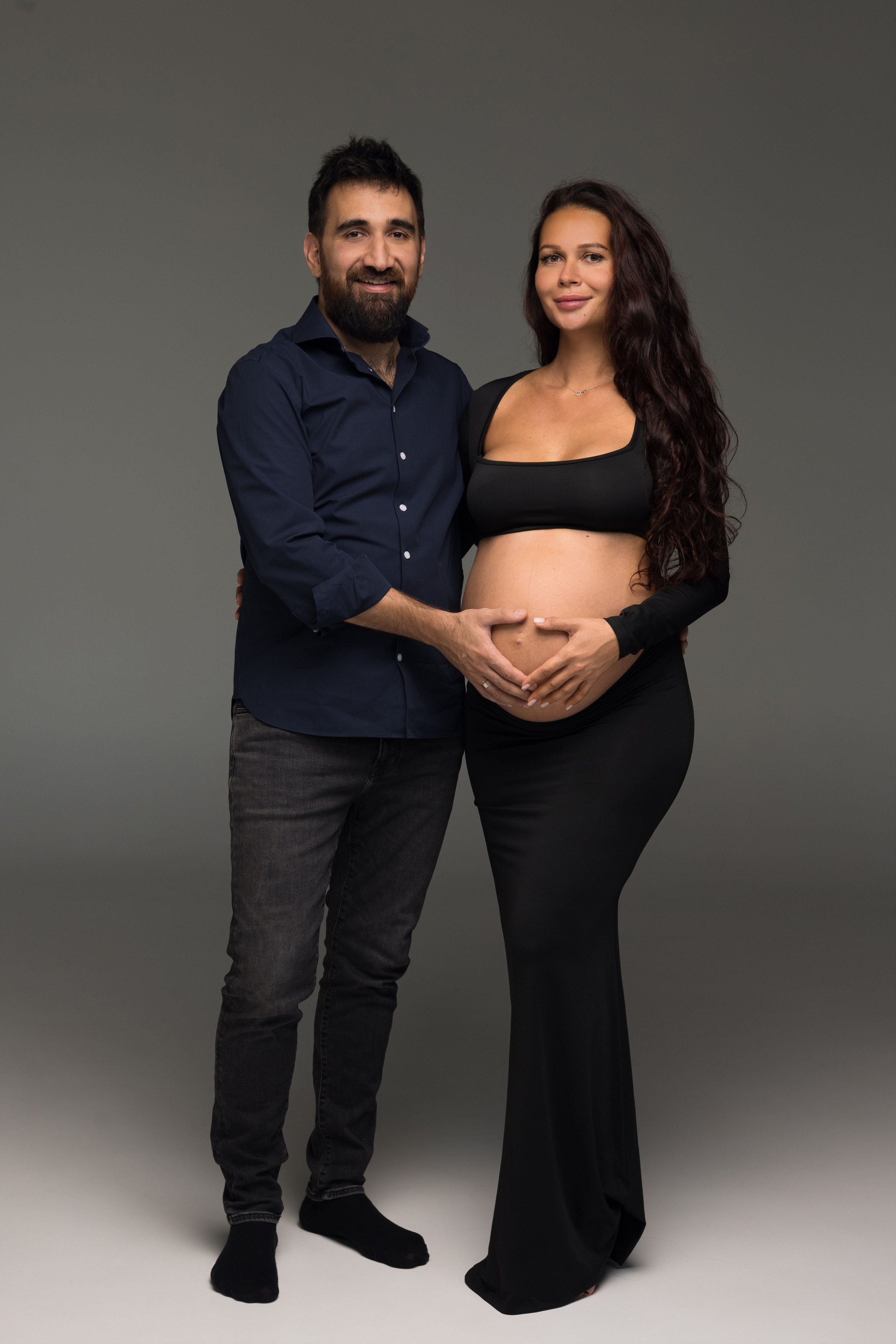 Фотосессия беременности с мужем в Красноярске | пара обнимает живот