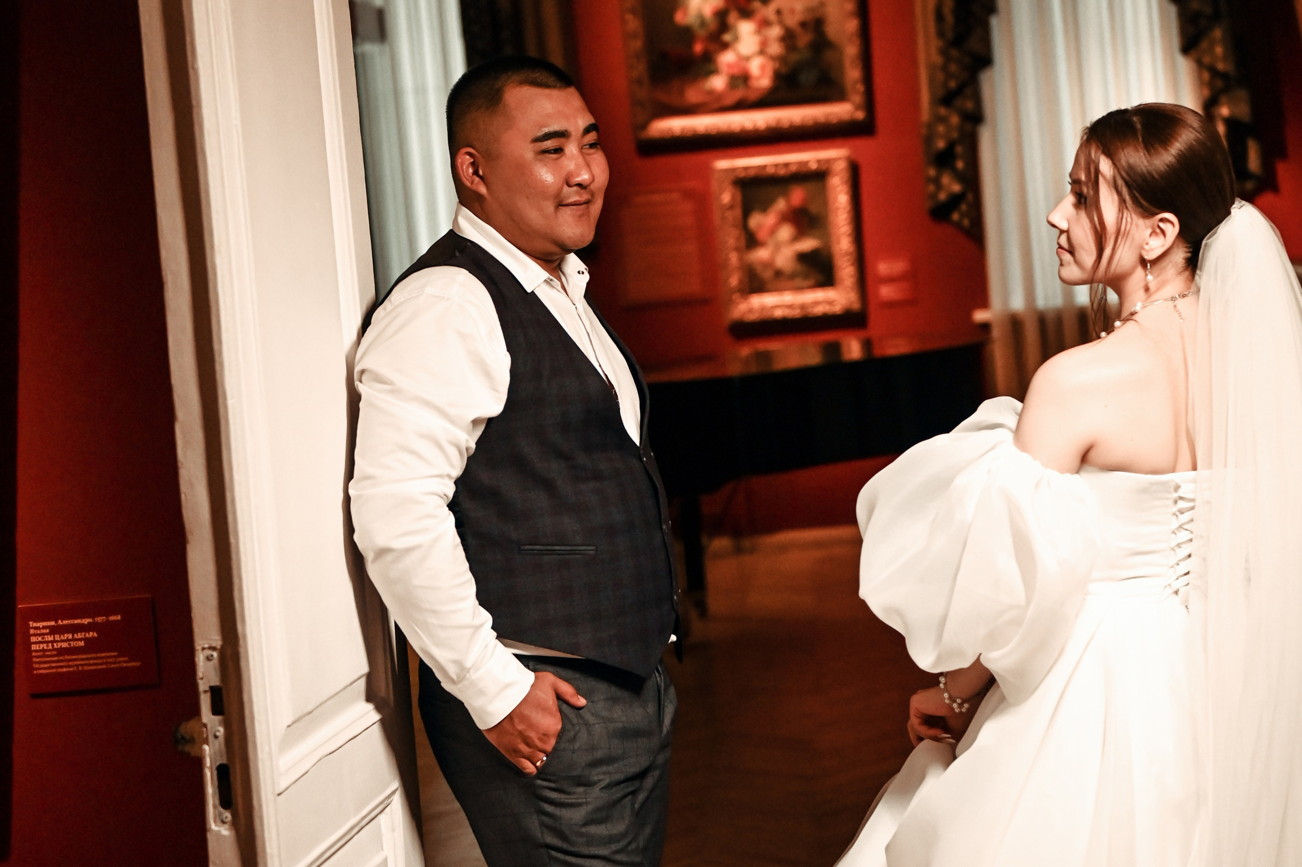 Небольшая свадебная серия в музее и прогулкой под дождем Эльмиры и Ризата. Свадебный, семейный, детский, контент фотограф в Омске Максим Ильин