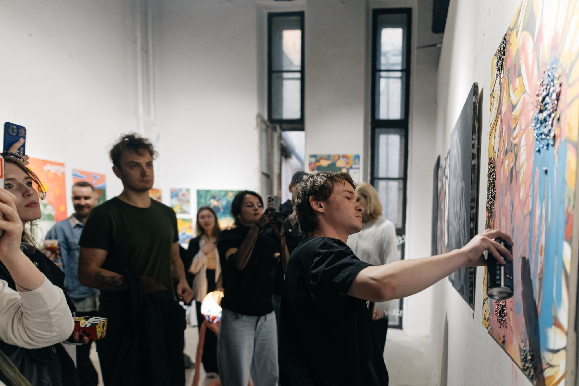 IZZI ROOM | Открытие выставки | май 2025. Репортажный фотограф в Санкт-Петербурге СПБ Алиса Ческидова на ваше мероприятие