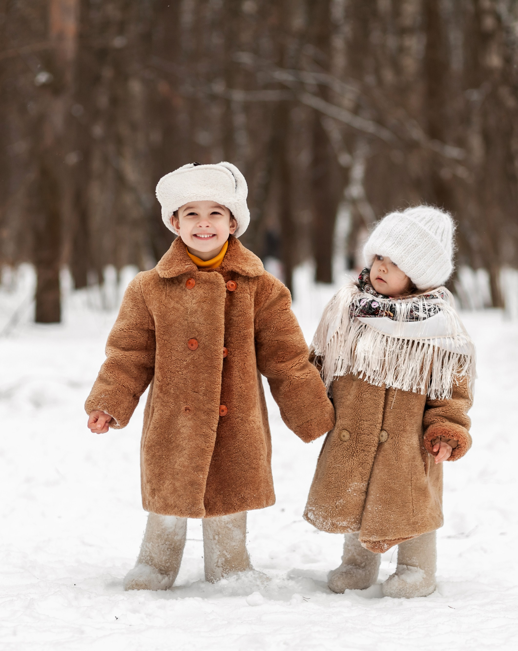 Дети на фоне заснеженного леса