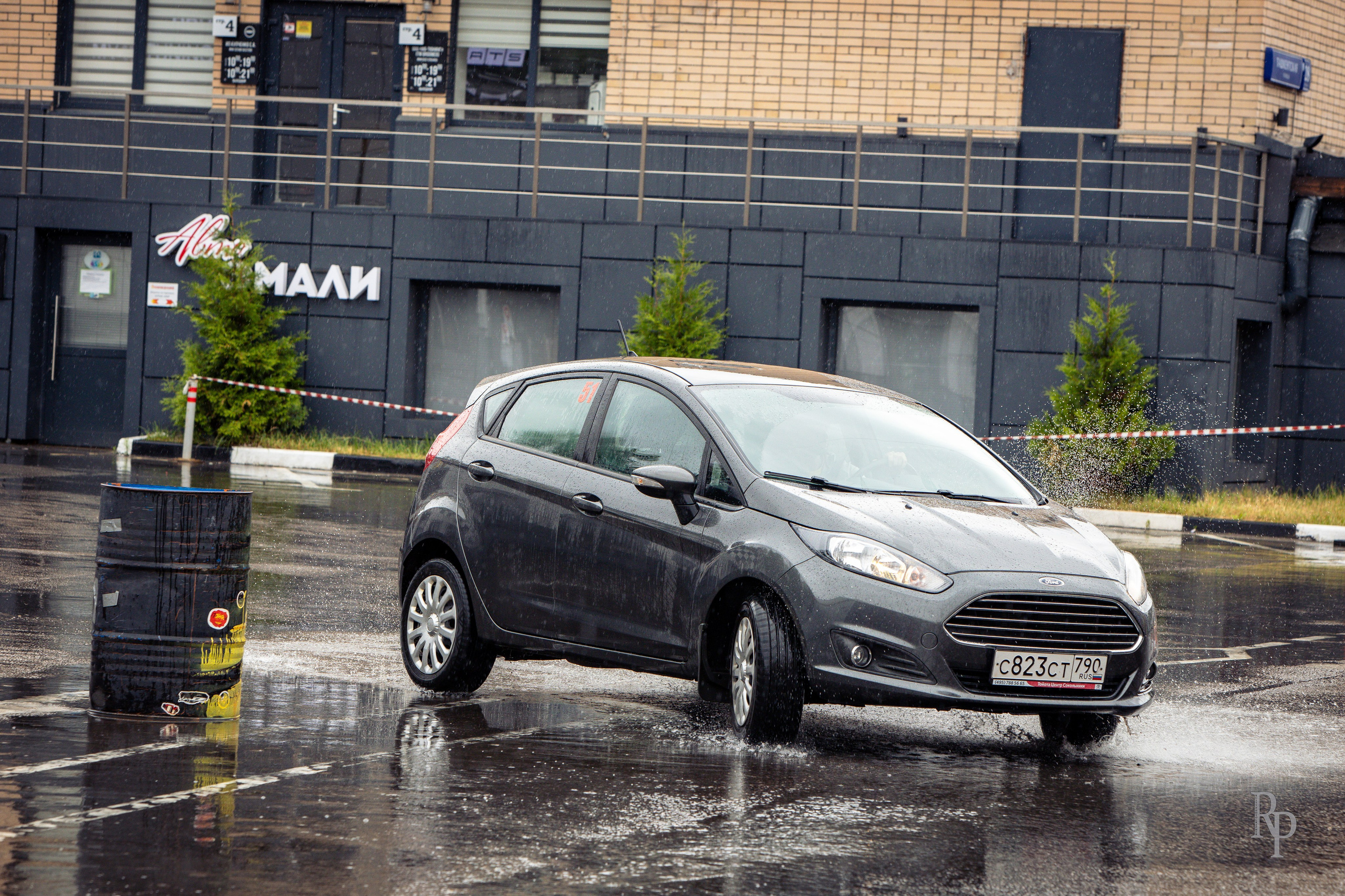 SHOWDOWN. Rusty Photographer