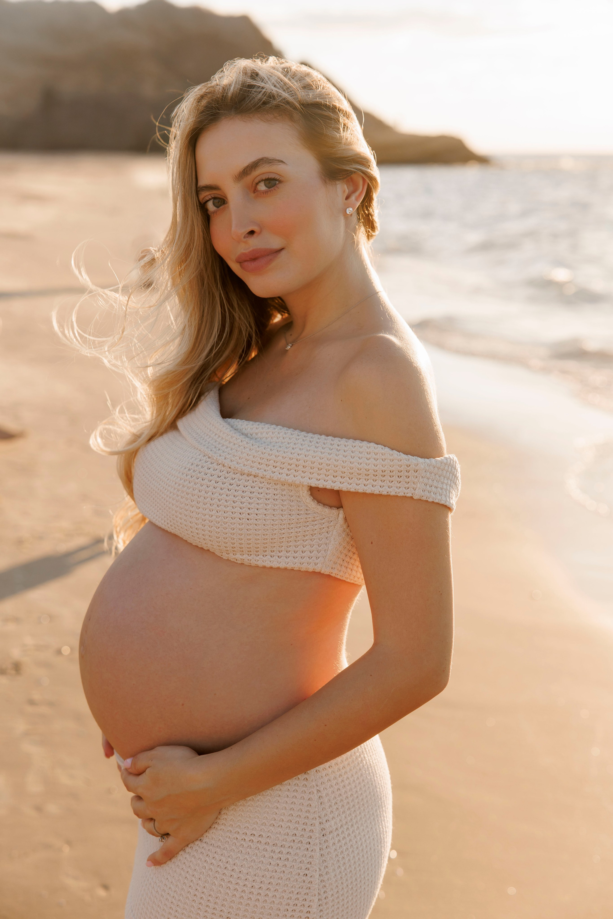 Pregnancy photoshoot near the sea. Wedding and family photographer