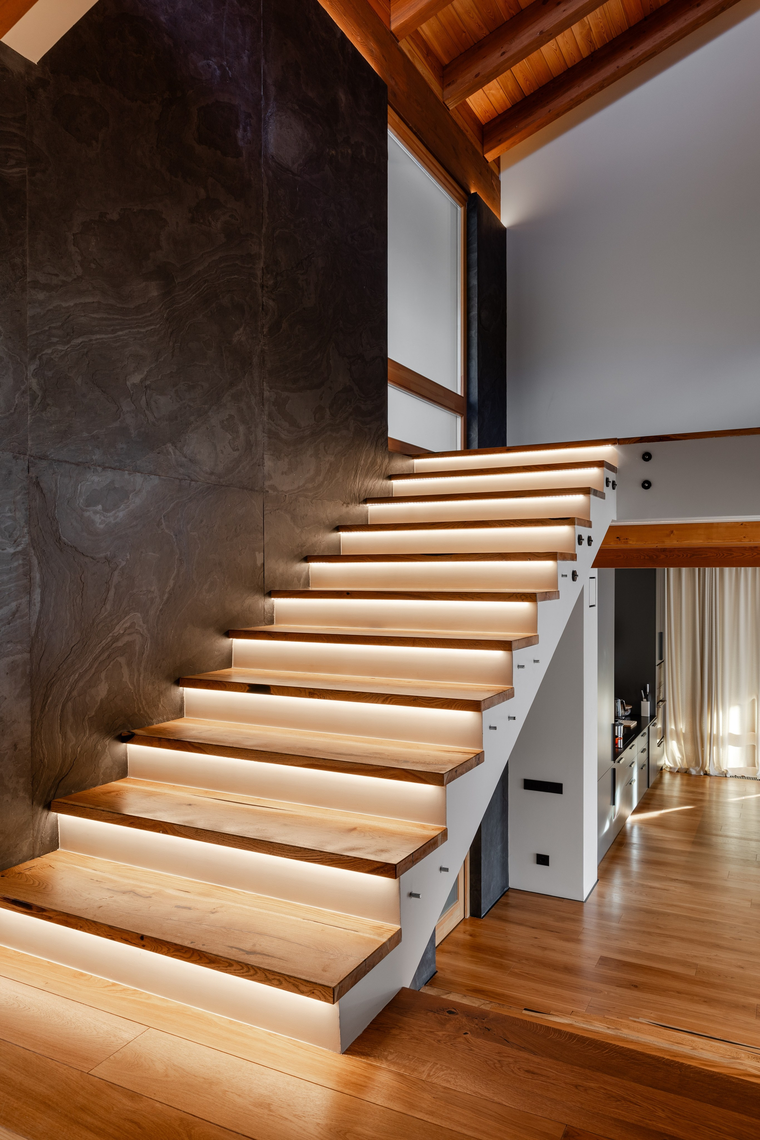 Интерьерная фотосъёмка загородного дома площадью 300 кв м в п. Эстосадок. Интерьерный фотограф Москва