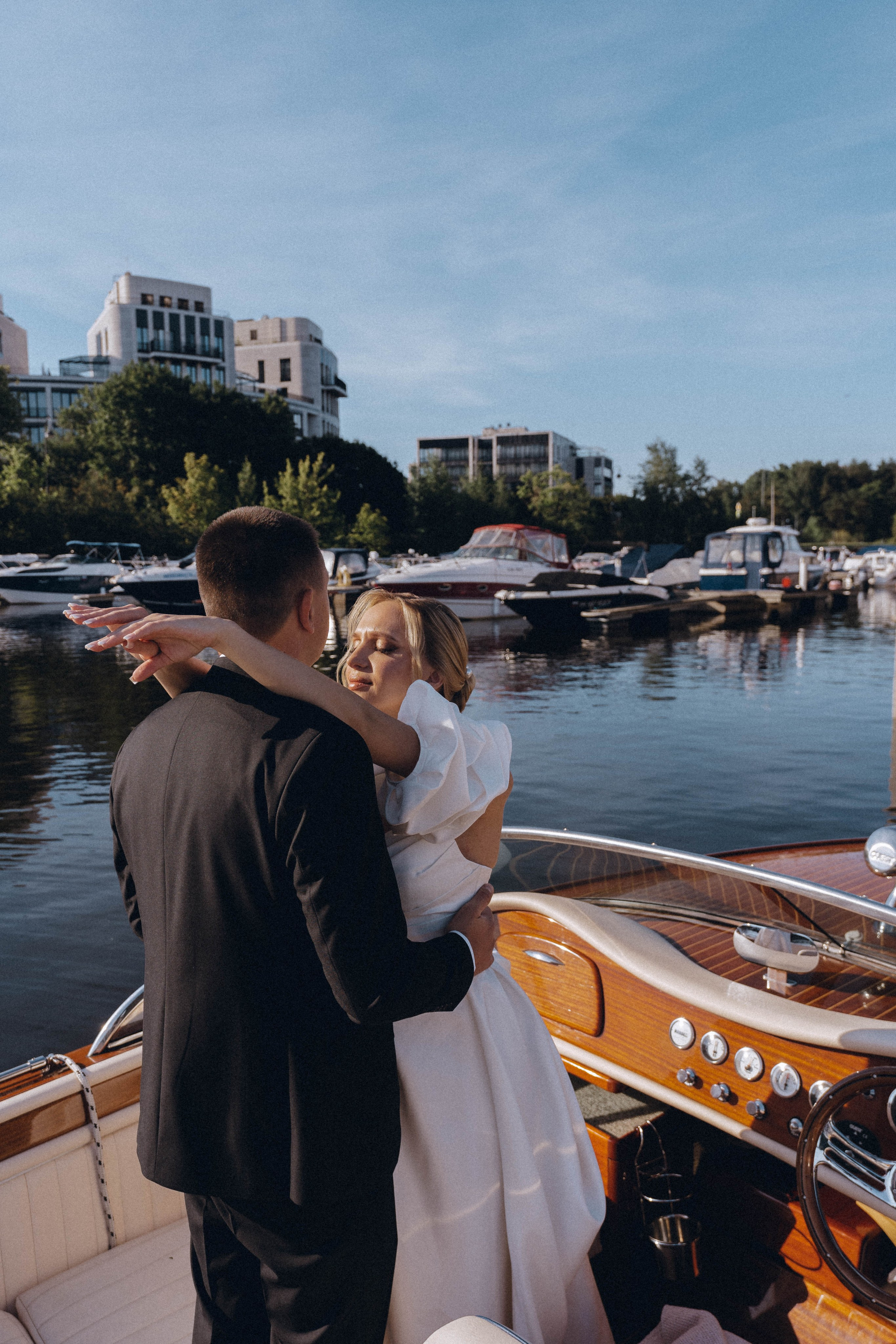 СВАДЕНБНАЯ СЬЕМКА НА КАТЕРЕ ПО КАНАЛАМ САНКТ-ПЕТЕРБУРГА И В АКВАТОРИИ НЕВЫ. Профессиональный фотограф, Санкт-Петербург — Виктория Богомолова