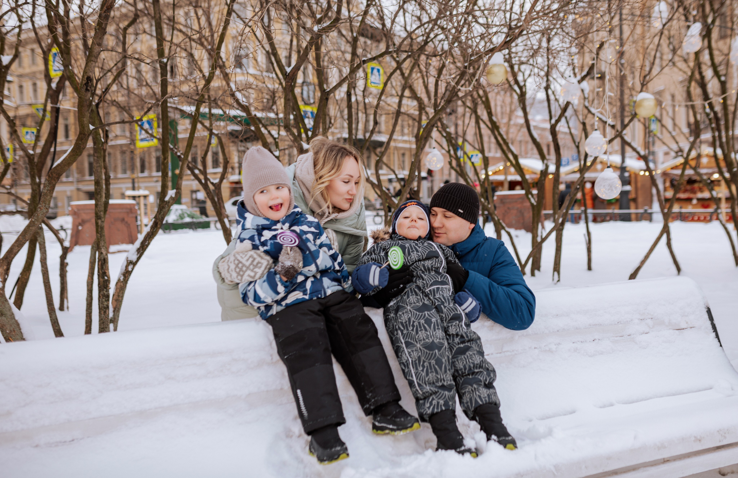 Семейная, Манежная площадь