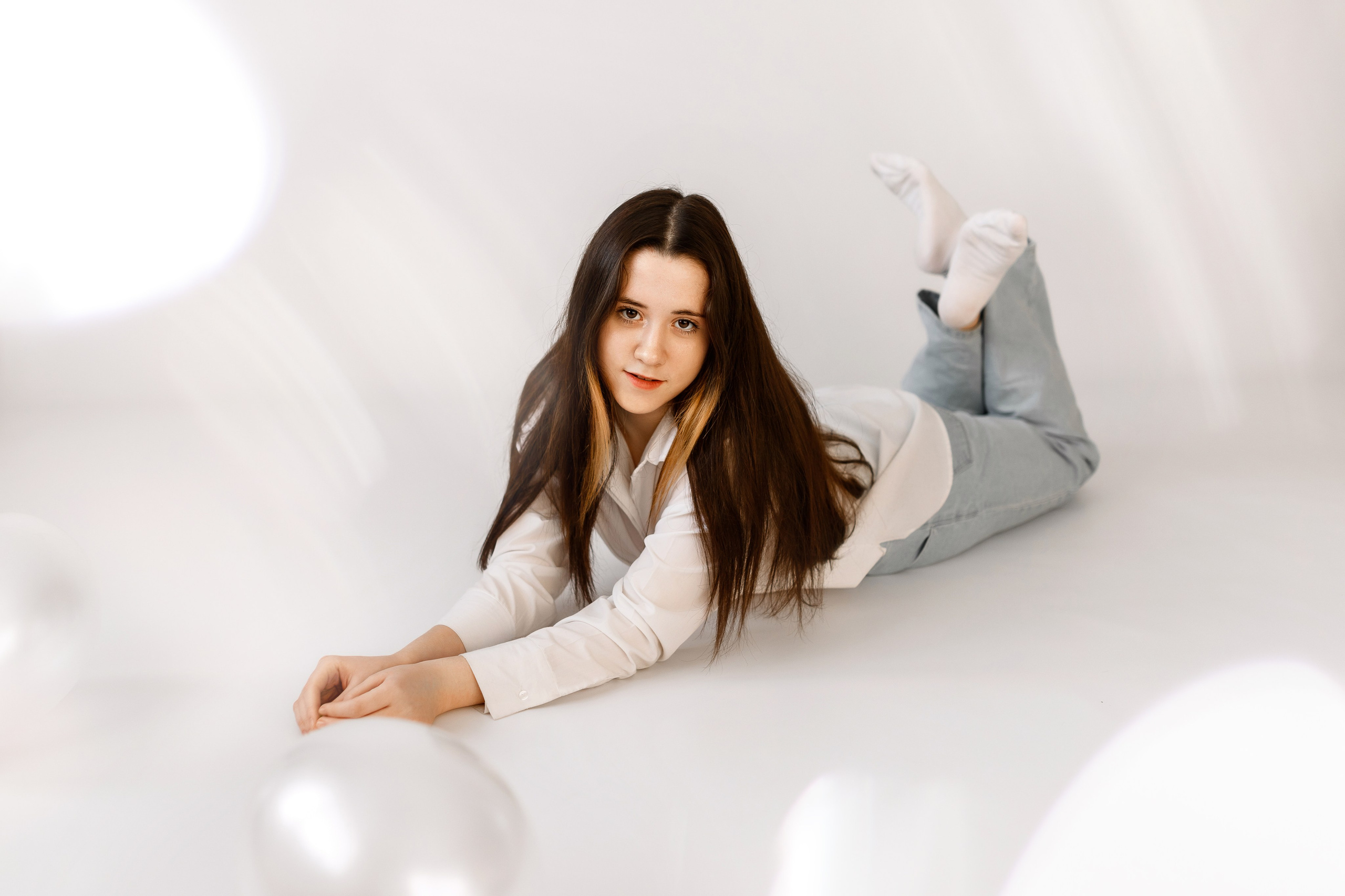 индивидуальная фотосессия в Перми. Девушка в студии на белом фоне в джинсах и рубашке. Лайфстайл.