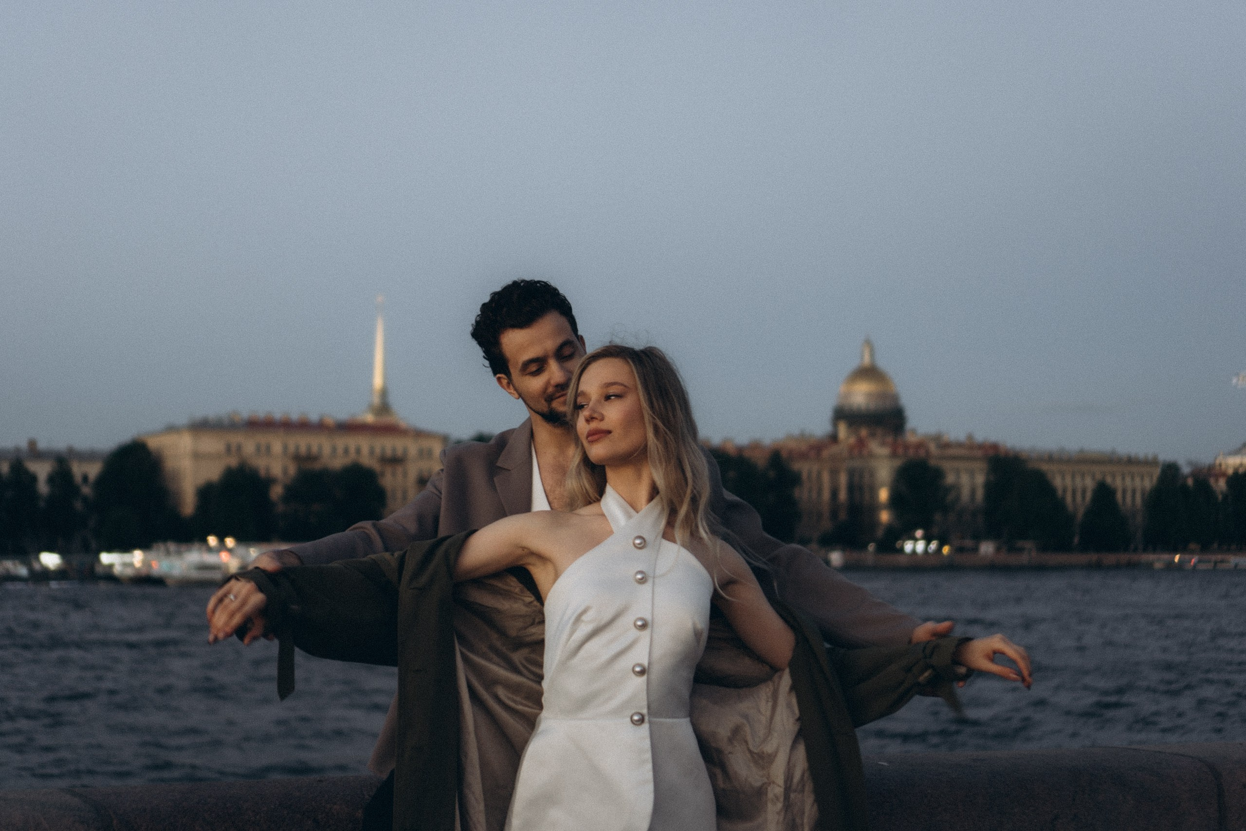 СВАДЕБНАЯ СЬЕМКА ПАРЫ НА РАССВЕТЕ В БЕЛЫЕ НОЧИ И ПРОГУЛКА С РАЗВОДНЫМИ МОСТАМИ И ПИКНИК ВОЗЛЕ ИСАКИЕВСКОГО СОБОРА. Профессиональный фотограф, Санкт-Петербург — Виктория Богомолова
