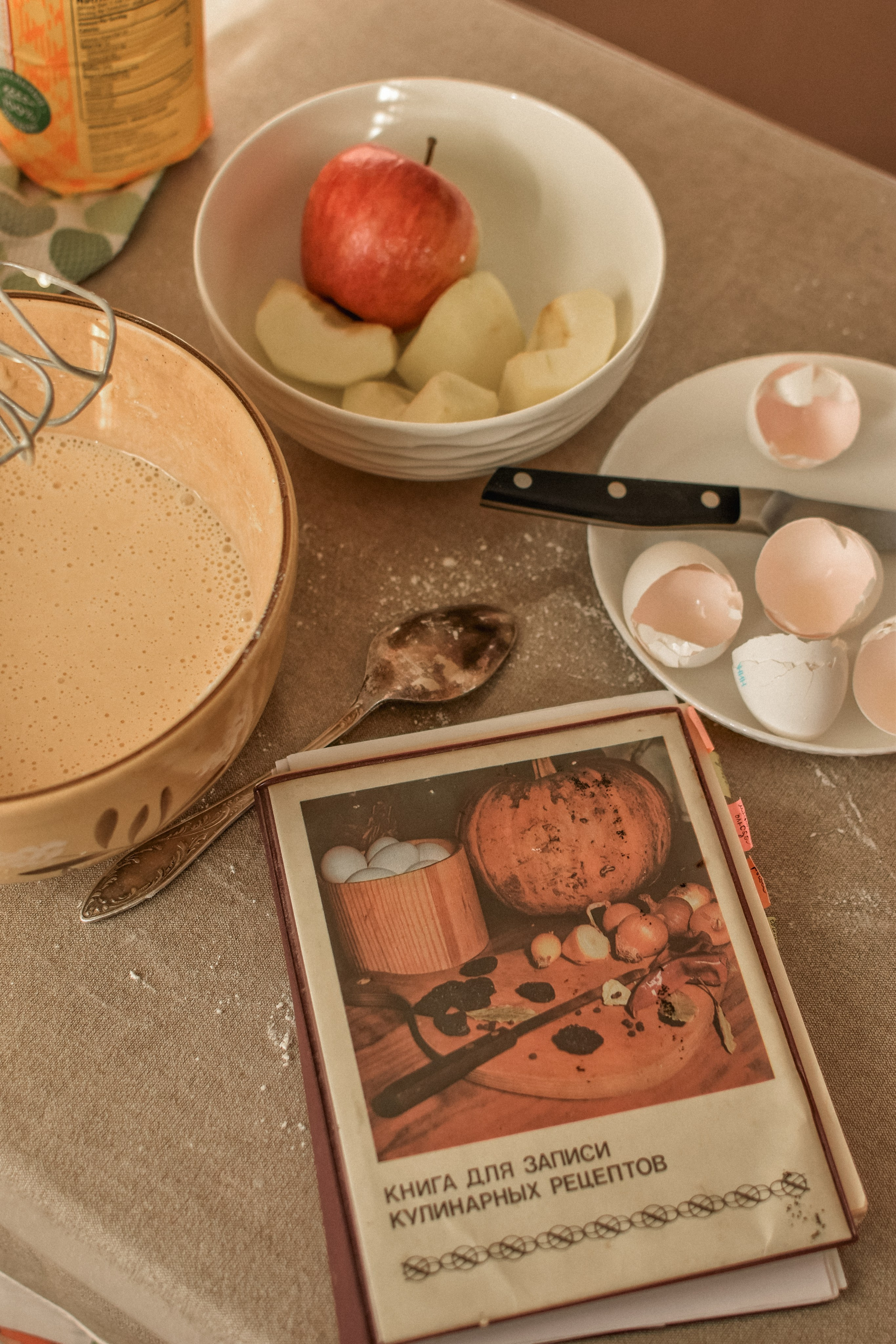 Шарлотка по-семейному: рецепты, улыбки и любовь. Фотограф Мария Бесштанькина