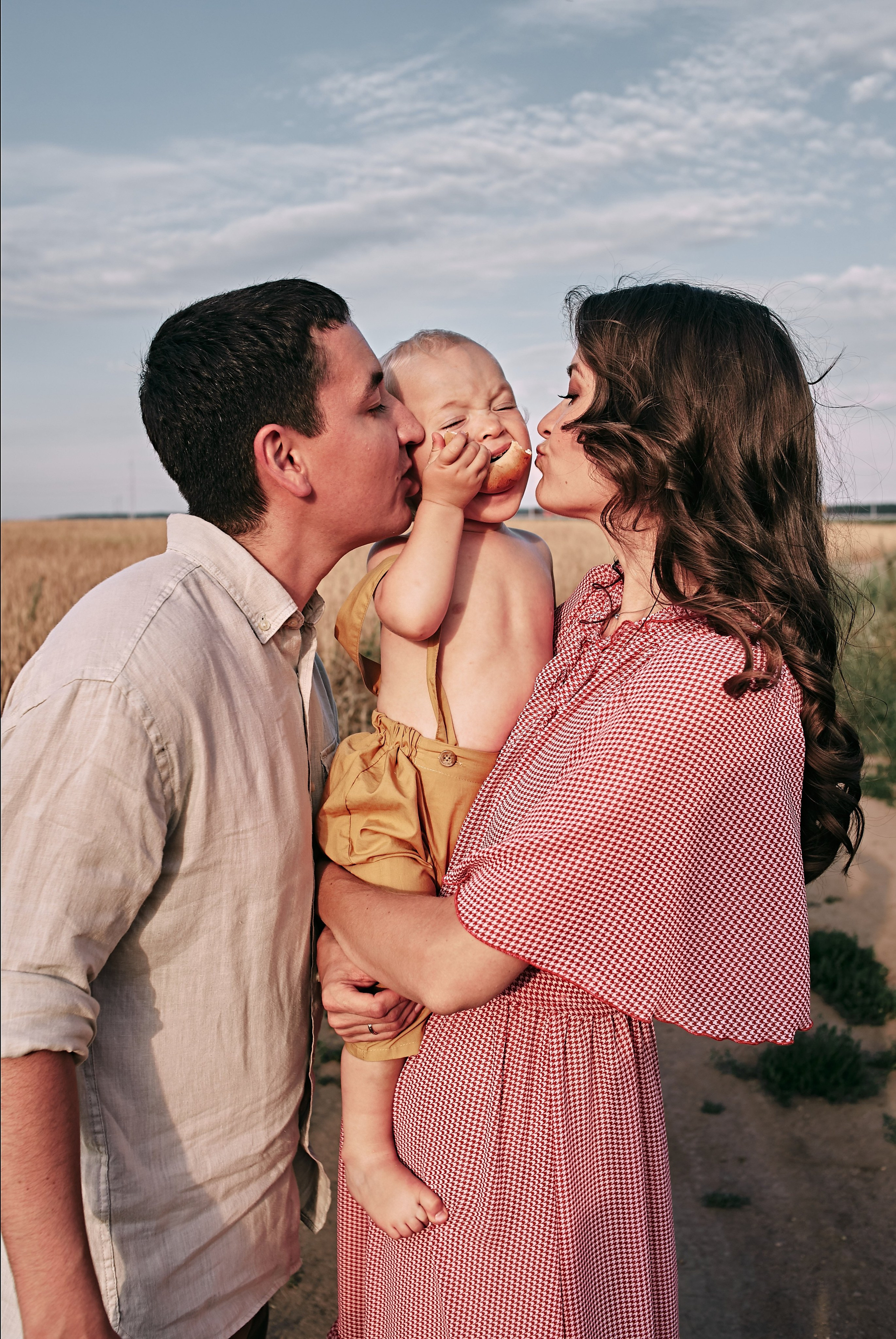 Большая семейная съемка в поле. Главная