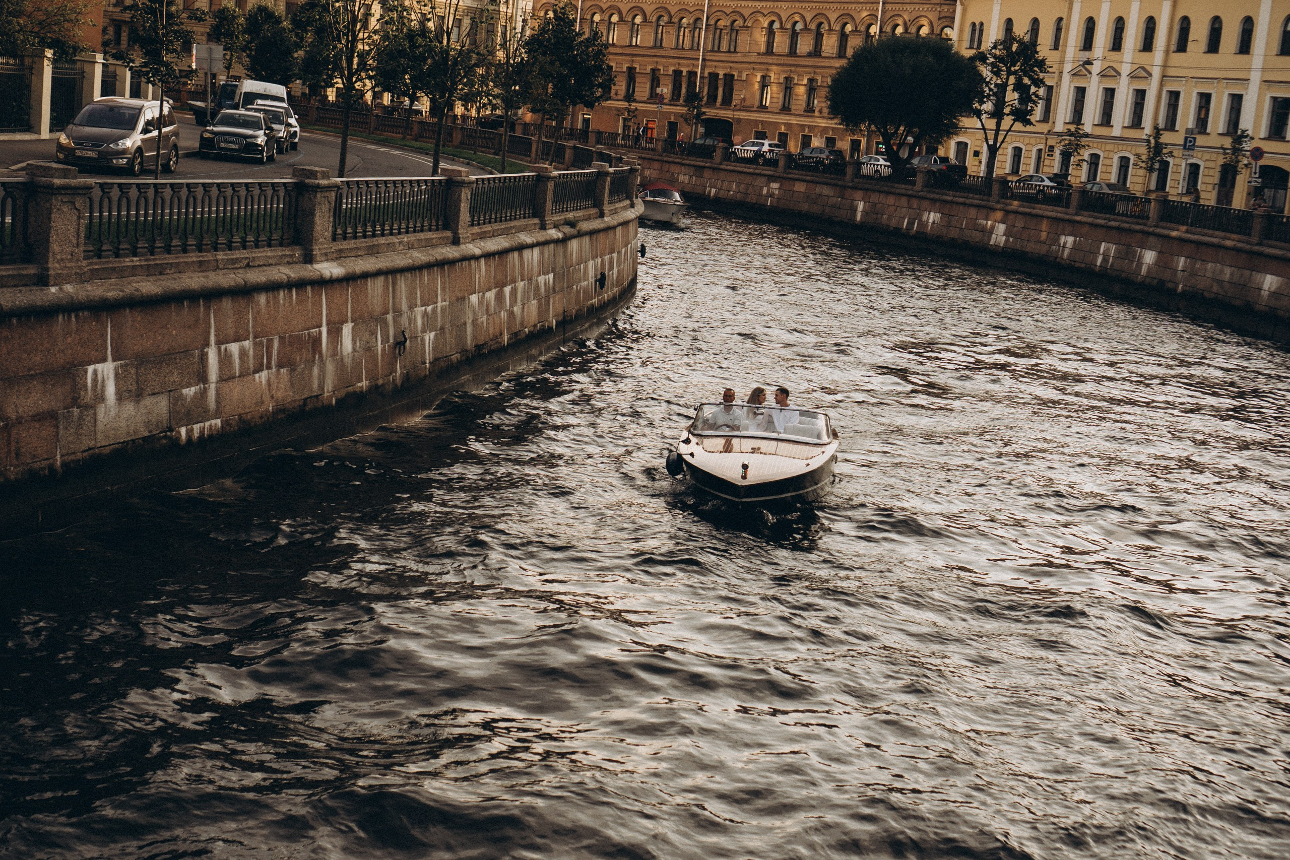 СВАДЕНБНАЯ СЬЕМКА НА КАТЕРЕ ПО КАНАЛАМ САНКТ-ПЕТЕРБУРГА И В АКВАТОРИИ НЕВЫ. Профессиональный фотограф, Санкт-Петербург — Виктория Богомолова