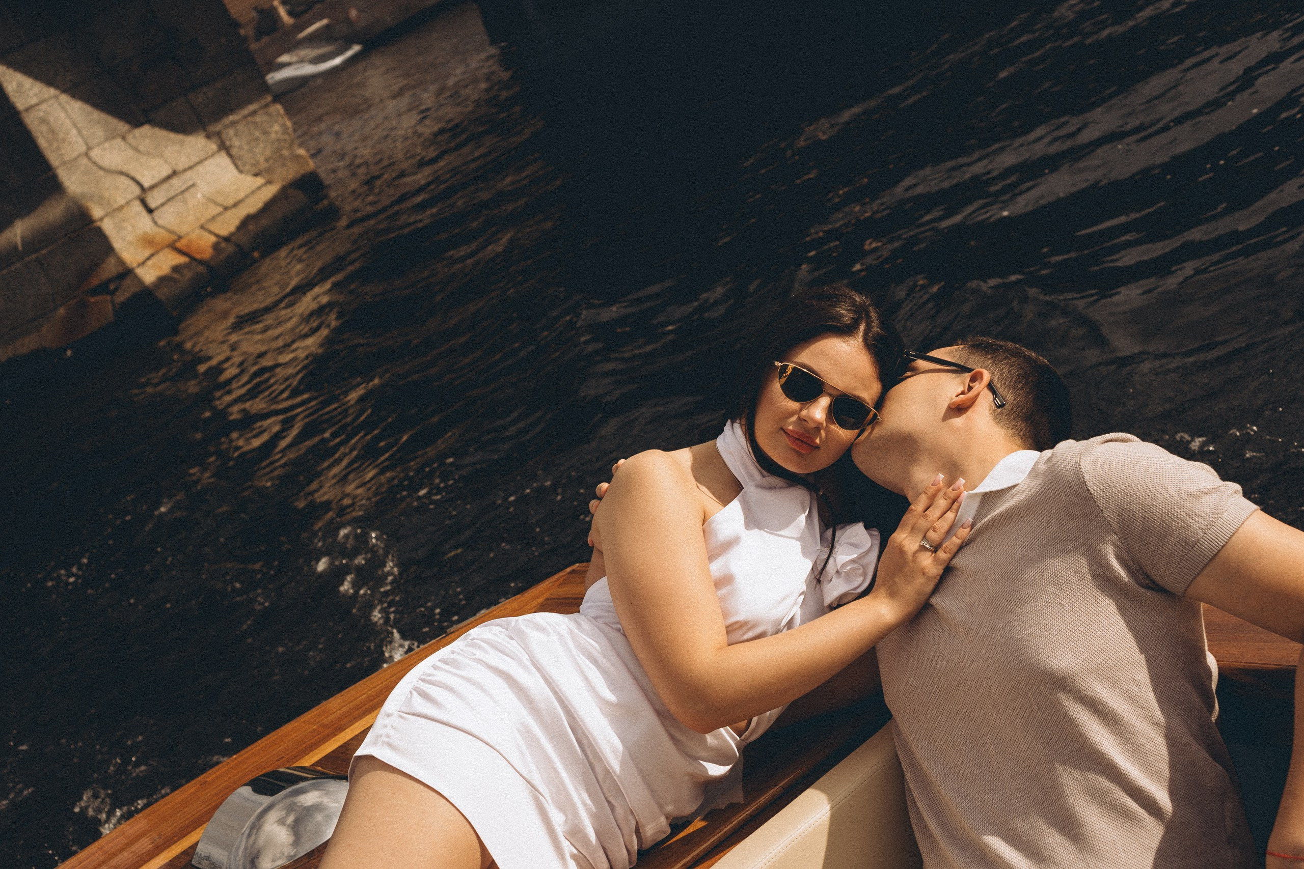 СВАДЕНБНАЯ СЬЕМКА НА КАТЕРЕ ПО КАНАЛАМ САНКТ-ПЕТЕРБУРГА И В АКВАТОРИИ НЕВЫ. Профессиональный фотограф, Санкт-Петербург — Виктория Богомолова