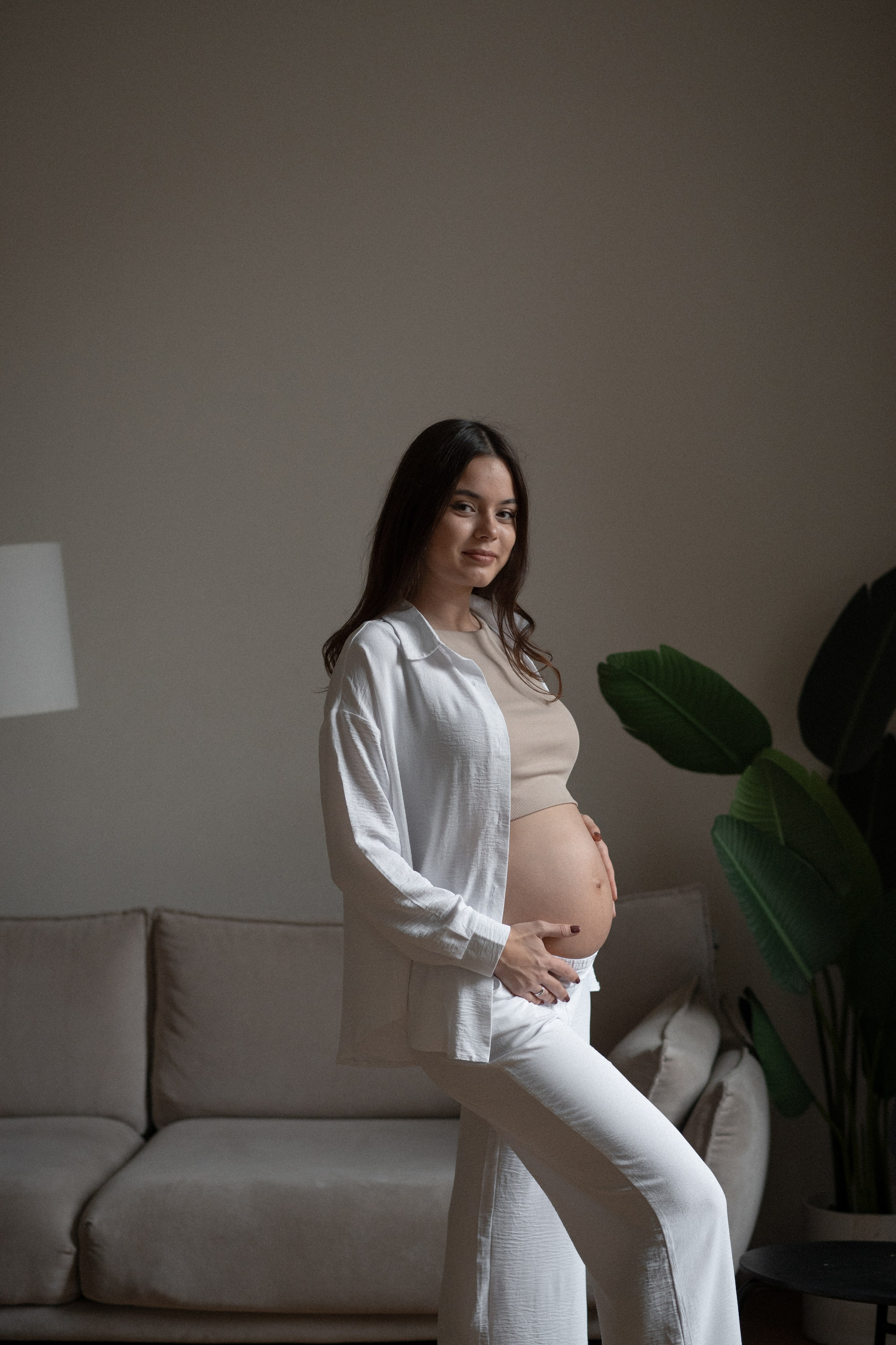 лаконичная фотосессия беременности в фотостудии
