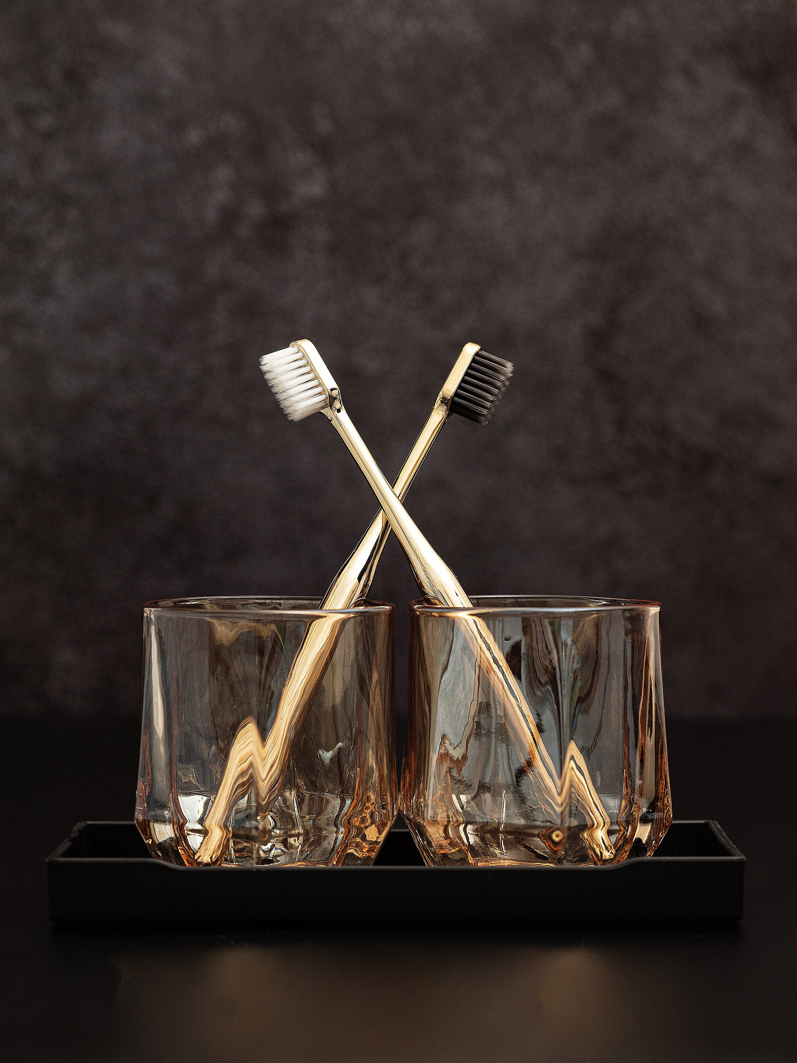 рекламное фото, каталожная съемка, бутылочка, баночка с кремом,  на белом и черном зеркальном фоне, имиджевая съемка, сложные композиции, мыло для рук