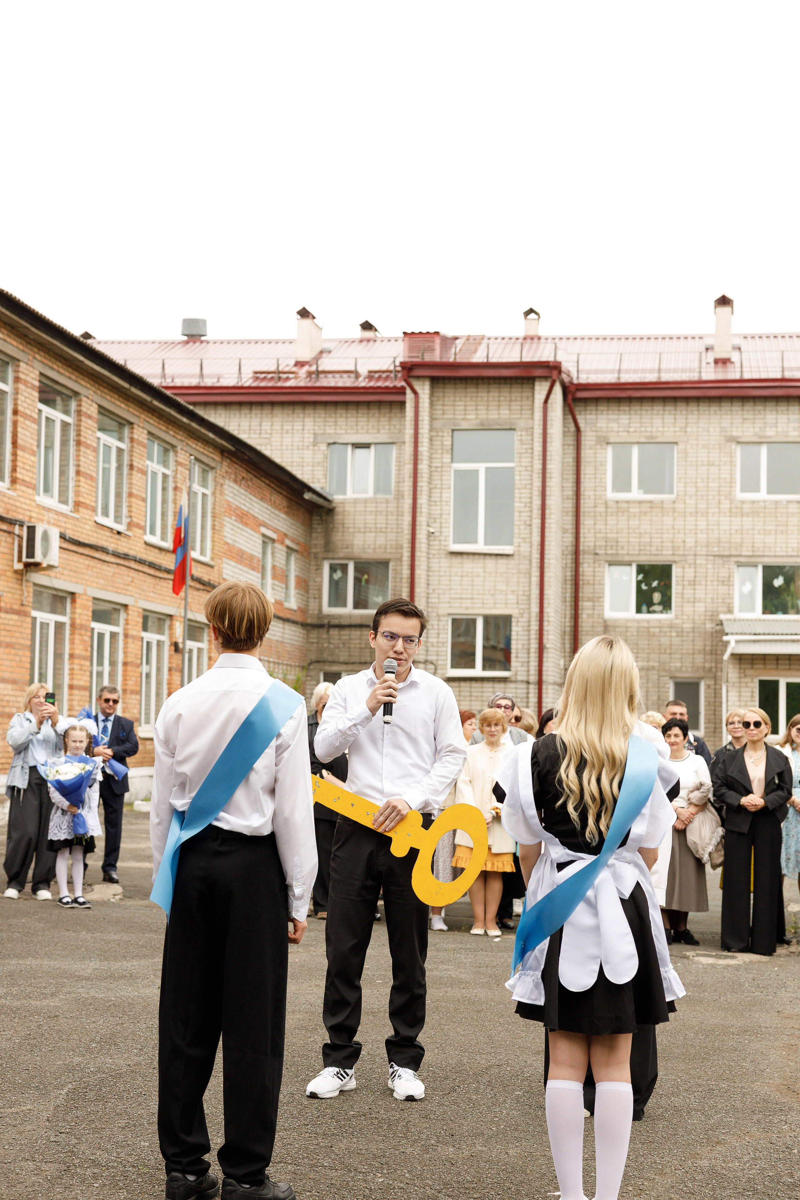Последний звонок Гимназия Артем. Photoalbum-vl.ru