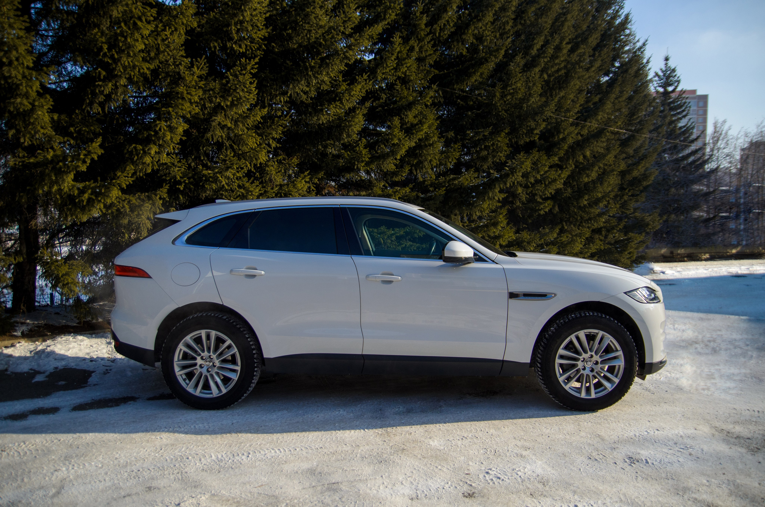 Фото для продажи авто Jaguar F-Pace 23'. Фотограф, видеограф и пилот дрона на Байкале