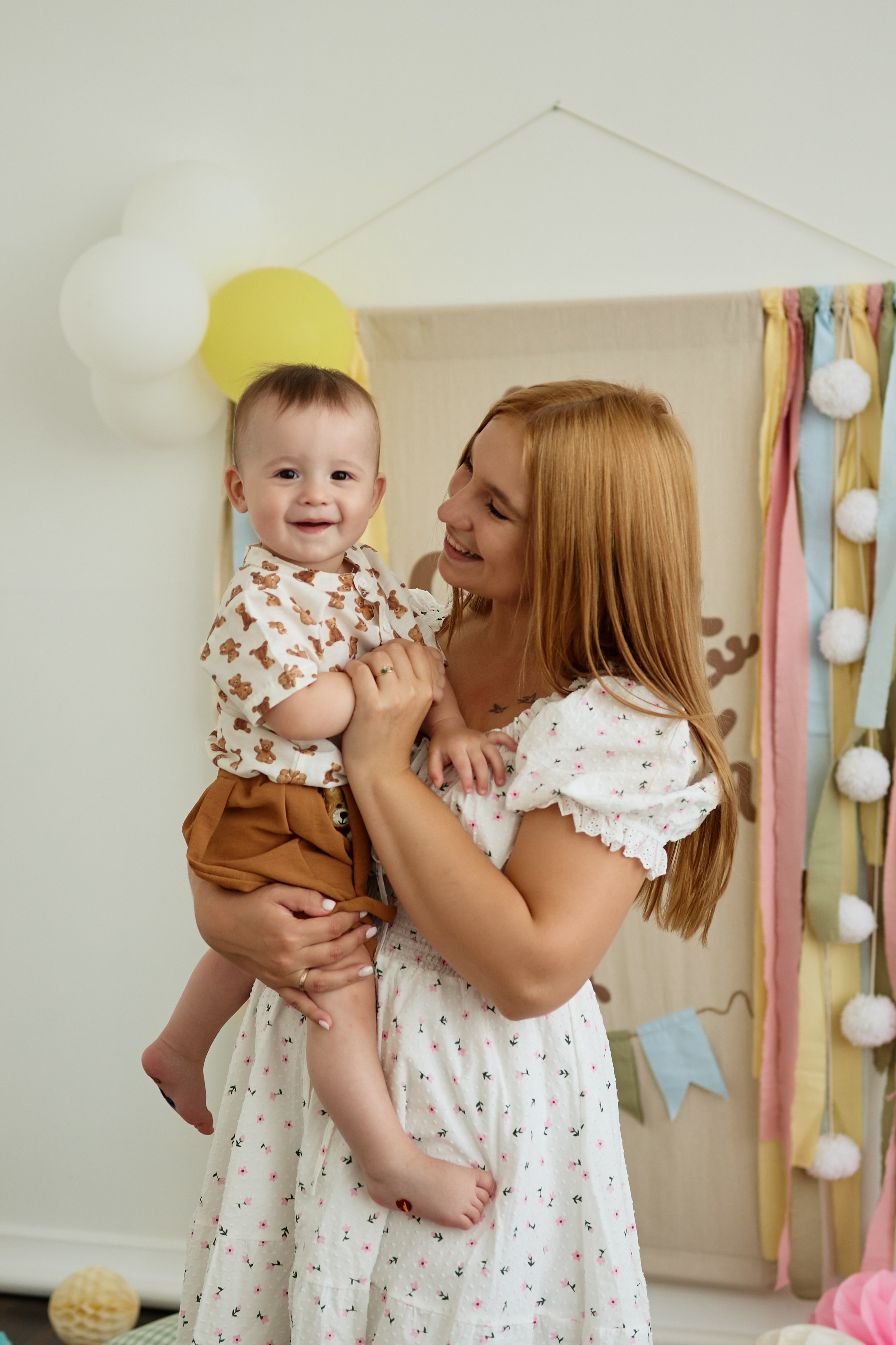 Фотосессия на первый день рождения от 1 года до 5 лет в Краснодаре. Фотостудия Roomy в Краснодаре | Семейные и детские съёмки дней рождения от 1 до 5 лет, аренда зала фотостудии