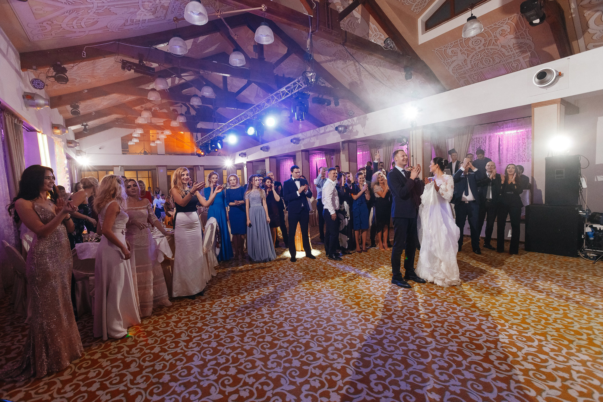 Свадьба в Пушкарской слободе, г. Суздаль, Россия. Фотограф Сергей Наставник. Рекламная фотосъемка любой сложности