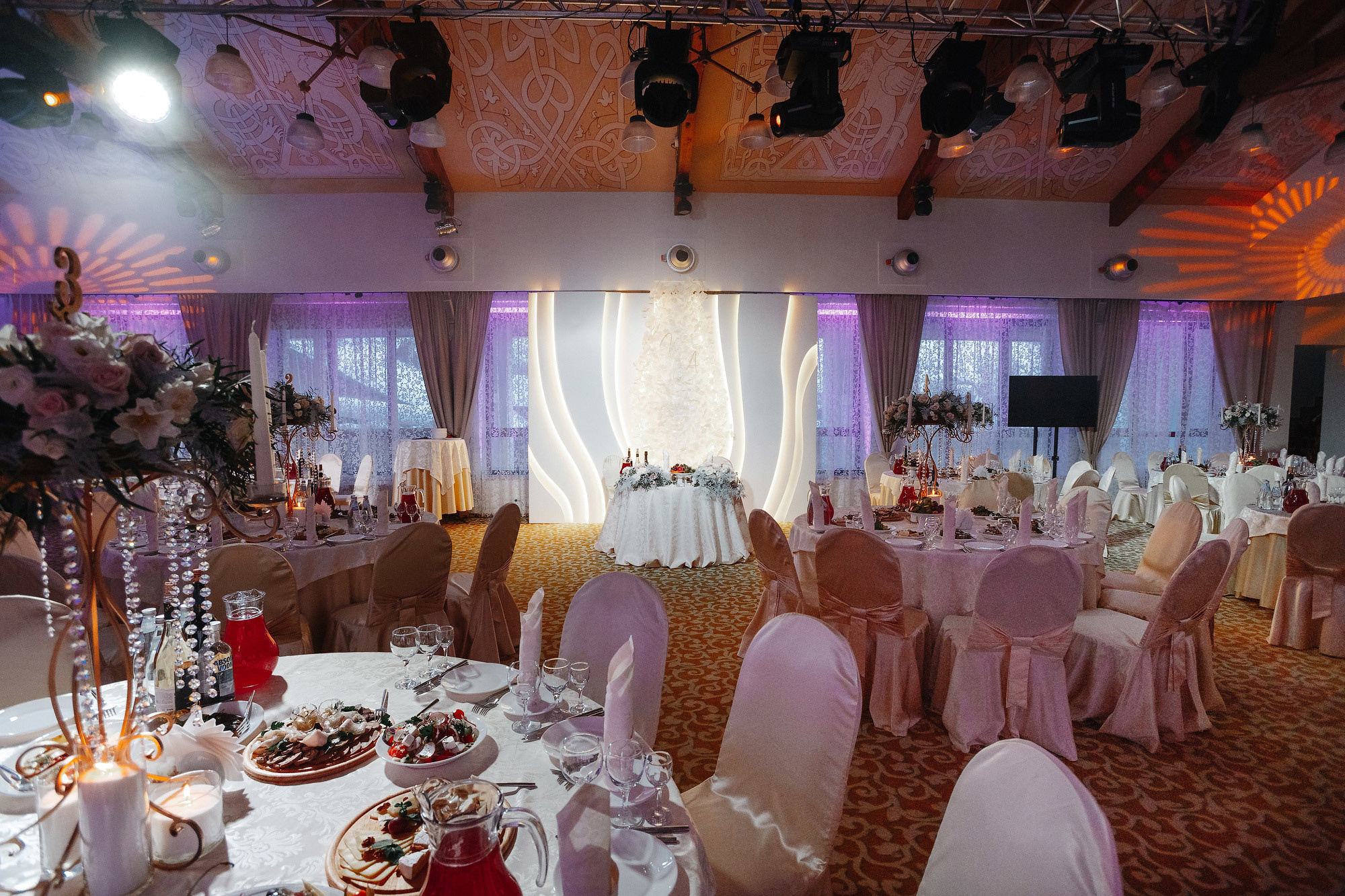 Свадьба в Пушкарской слободе, г. Суздаль, Россия. Фотограф Сергей Наставник. Рекламная фотосъемка любой сложности