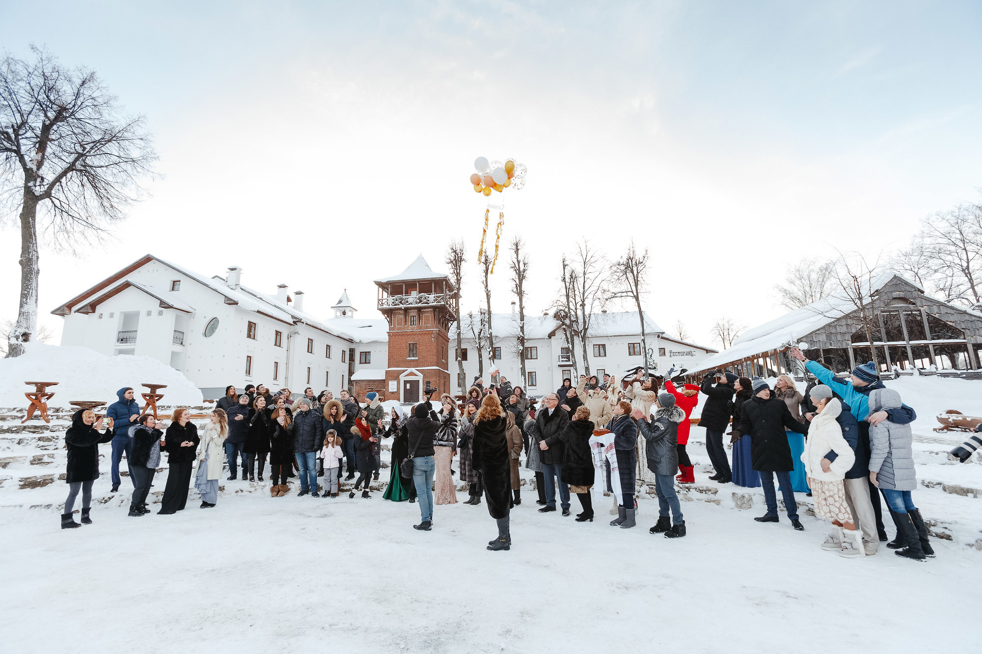 Свадьба в Пушкарской слободе, г. Суздаль, Россия. Фотограф Сергей Наставник. Рекламная фотосъемка любой сложности