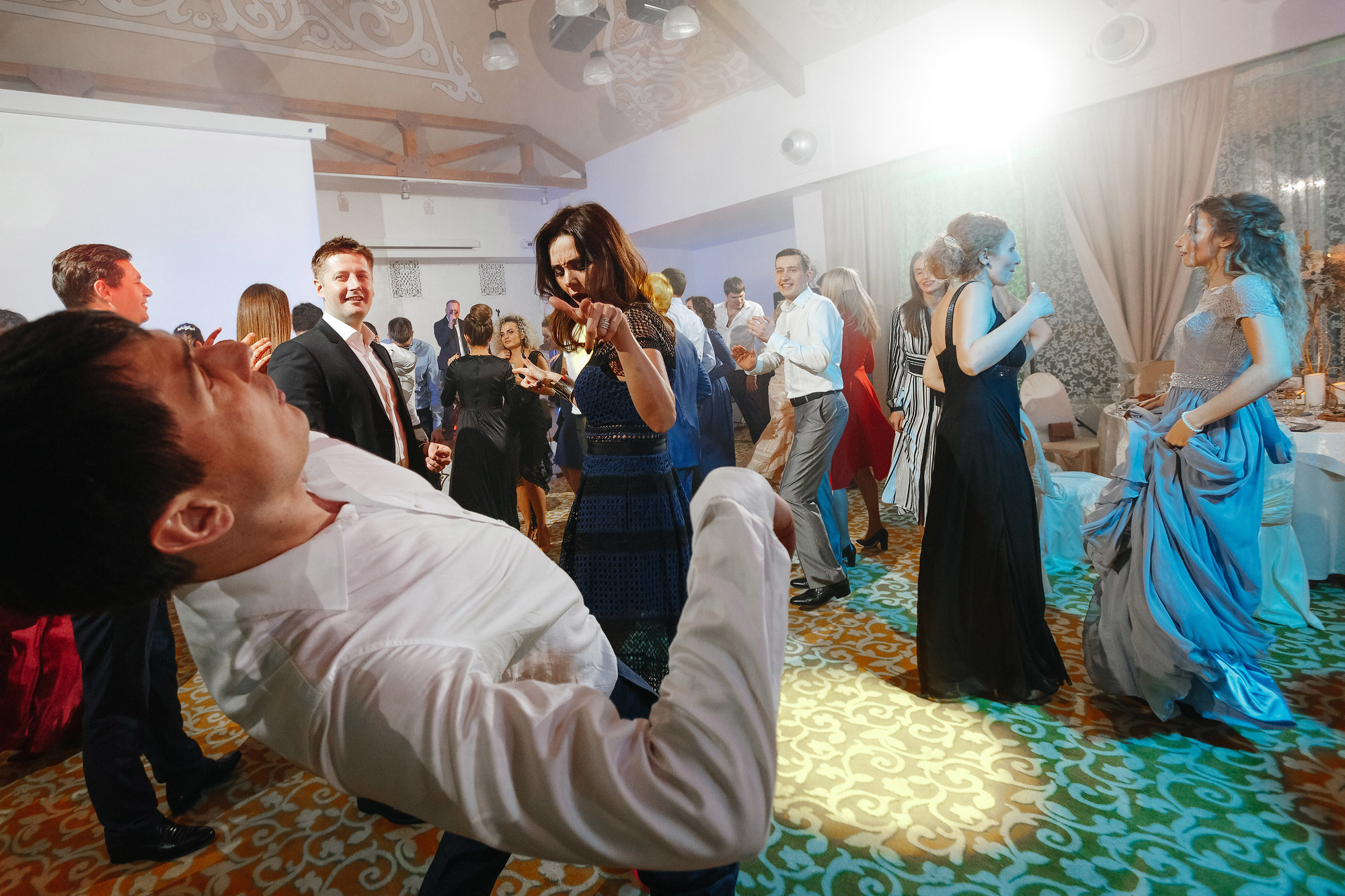 Свадьба в Пушкарской слободе, г. Суздаль, Россия. Фотограф Сергей Наставник. Рекламная фотосъемка любой сложности