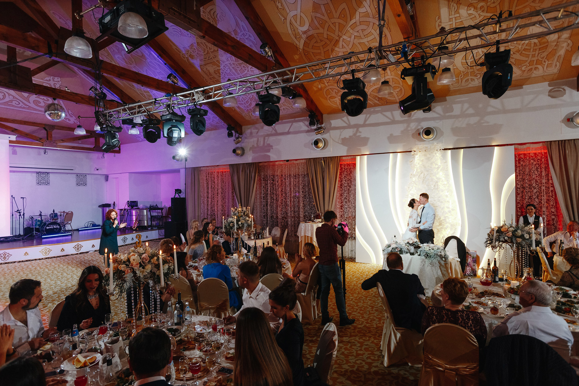 Свадьба в Пушкарской слободе, г. Суздаль, Россия. Фотограф Сергей Наставник. Рекламная фотосъемка любой сложности