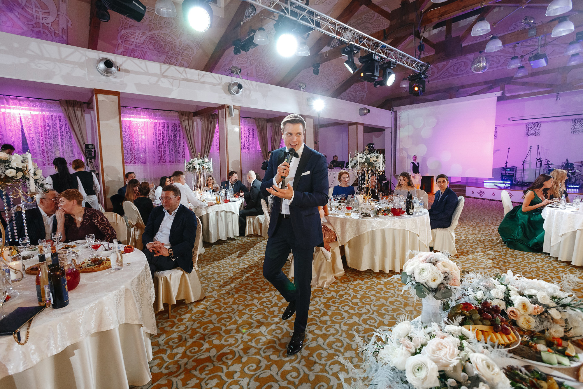 Свадьба в Пушкарской слободе, г. Суздаль, Россия. Фотограф Сергей Наставник. Рекламная фотосъемка любой сложности