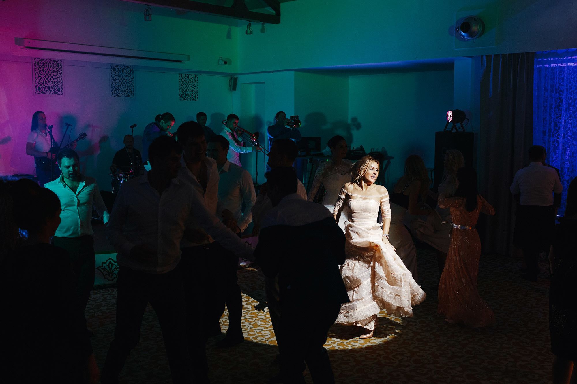 Свадьба в Пушкарской слободе, г. Суздаль, Россия. Фотограф Сергей Наставник. Рекламная фотосъемка любой сложности