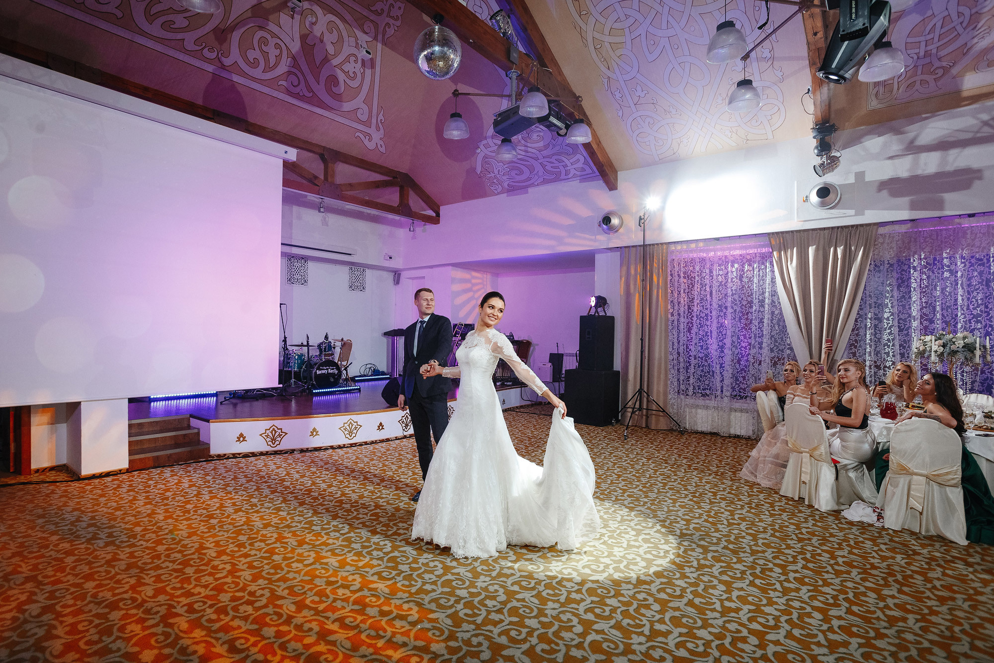 Свадьба в Пушкарской слободе, г. Суздаль, Россия. Фотограф Сергей Наставник. Рекламная фотосъемка любой сложности